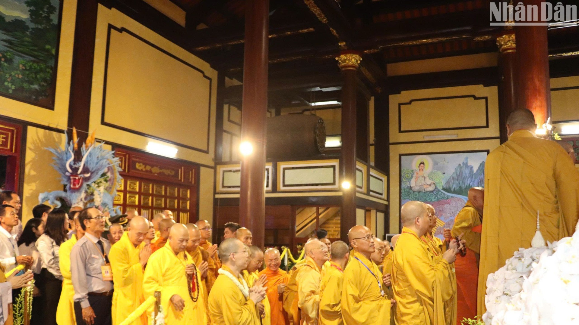 Quang cảnh Lễ an vị xá lợi Đức Phật tại chùa Quán Thế Âm tối ngày 30/5. (Ảnh: ANH ĐÀO)