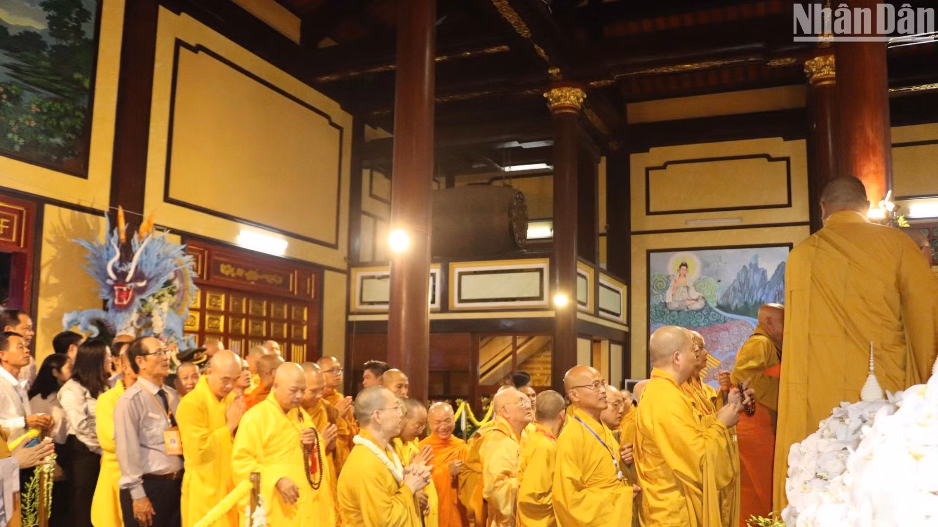 Quang cảnh Lễ an vị xá lợi Đức Phật tại chùa Quán Thế Âm tối ngày 30/5. (Ảnh: ANH ĐÀO)