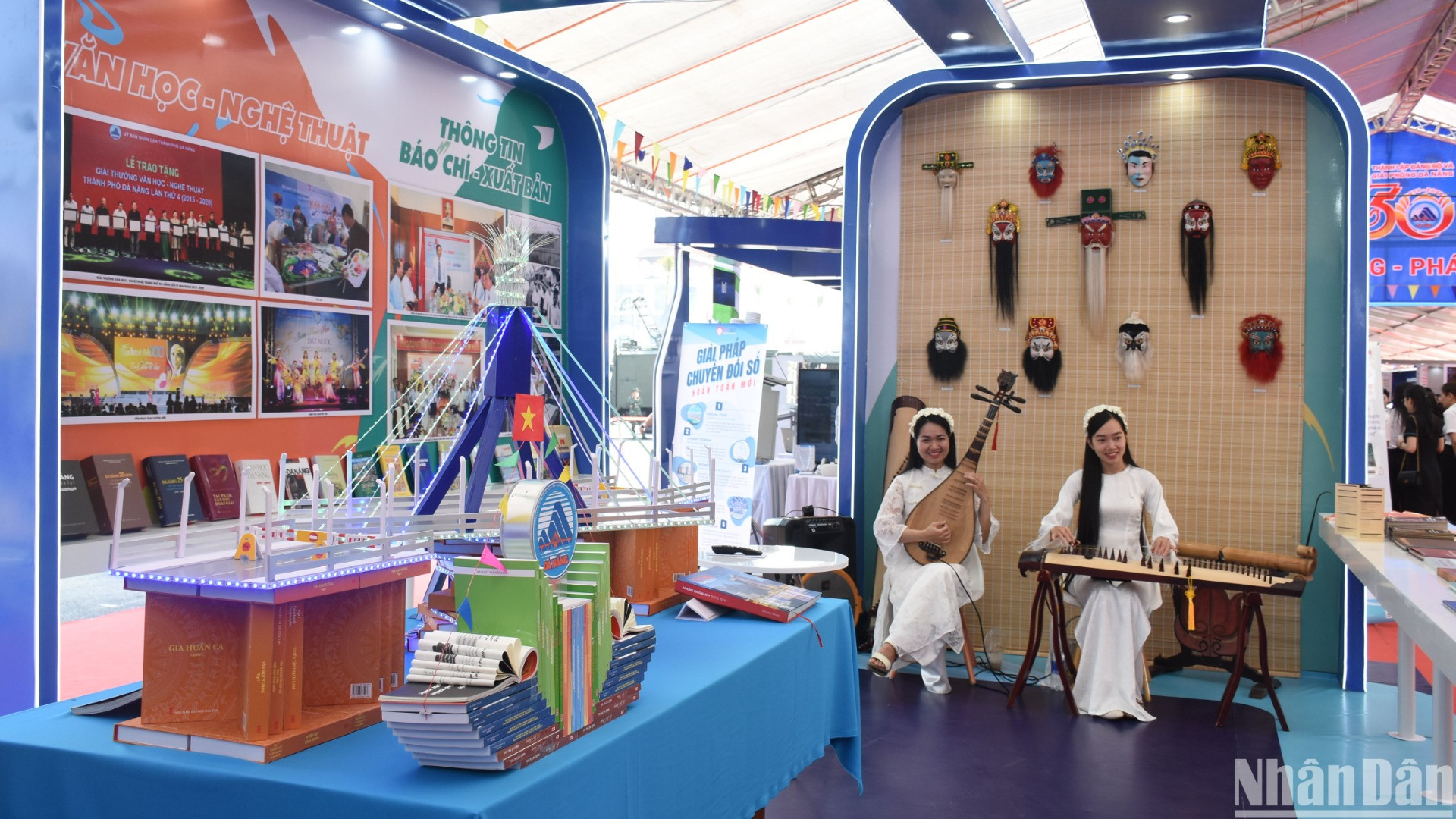 Không gian trưng bày thành tựu của lĩnh vực văn học, nghệ thuật, báo chí, xuất bản đồng hành với thành phố Đà Nẵng trong 50 năm qua. (Ảnh: ANH ĐÀO)