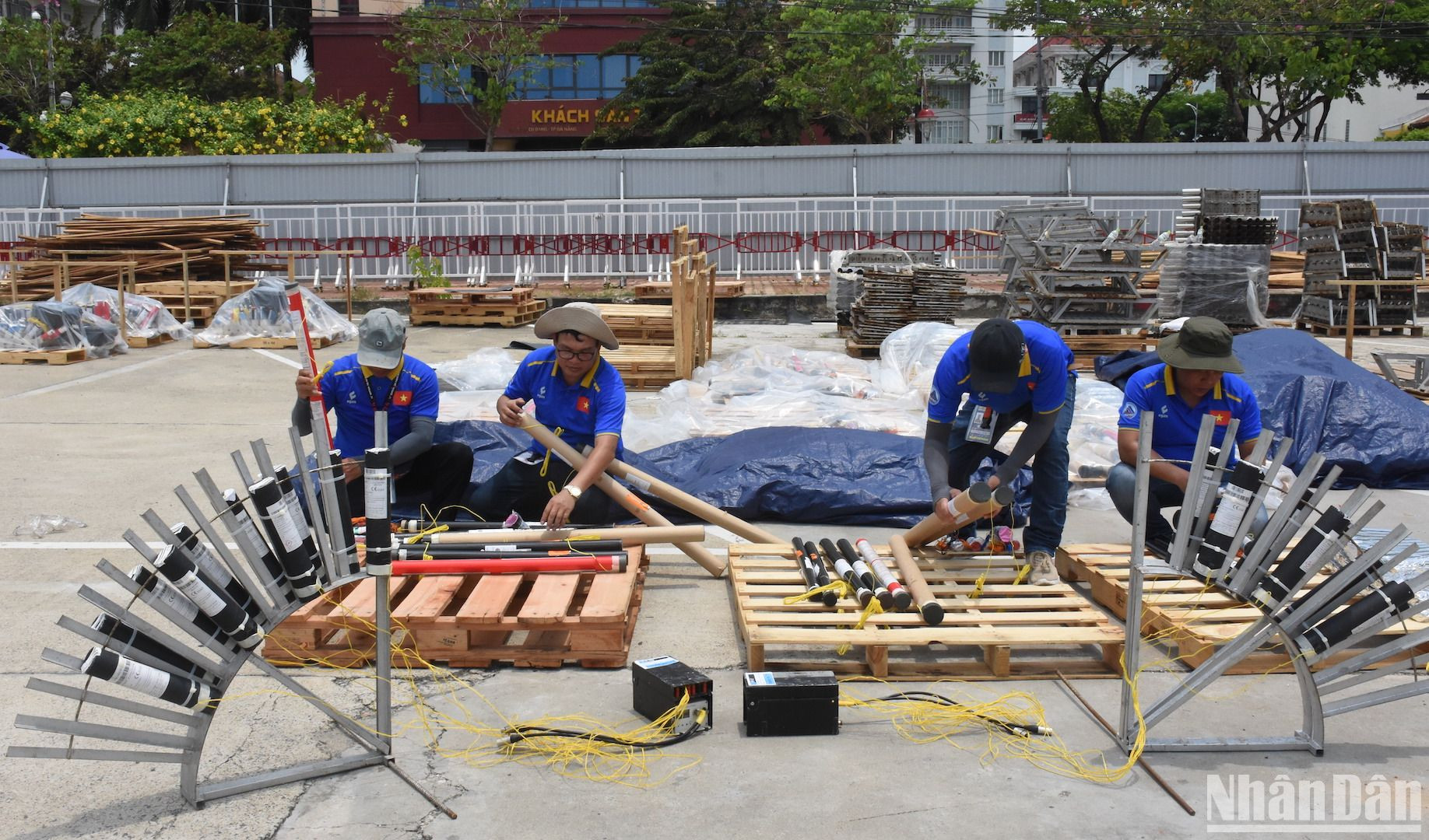 Các thành viên đội pháo hoa Việt Nam làm việc hăng say dưới trời nắng gắt. (Ảnh ANH ĐÀO)