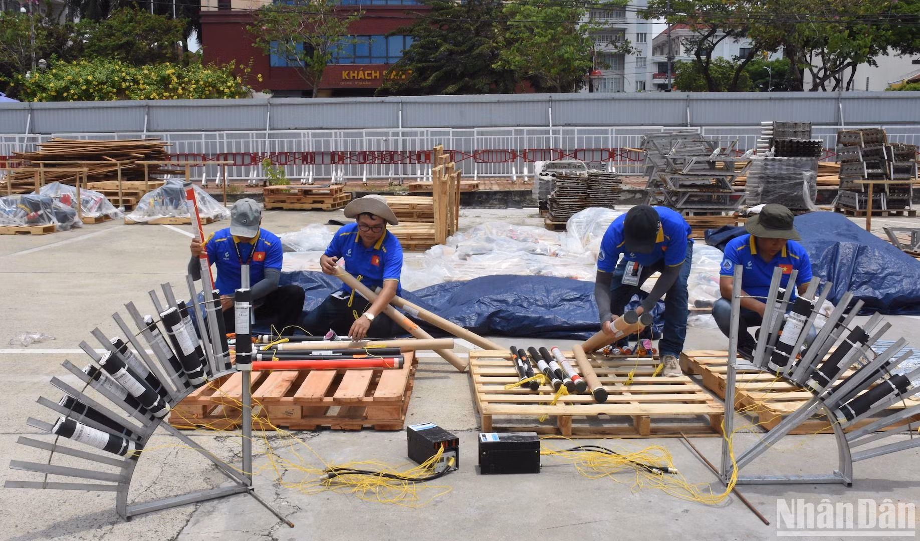 Các thành viên đội pháo hoa Việt Nam làm việc hăng say dưới trời nắng gắt. (Ảnh ANH ĐÀO)