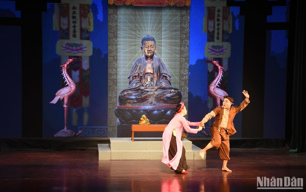 Vở diễn mang đến cho khán giả nhiều cung bậc cảm xúc với sự hóa thân vào từng nhân vật của các nghệ sĩ. (Ảnh: ANH ĐÀO)