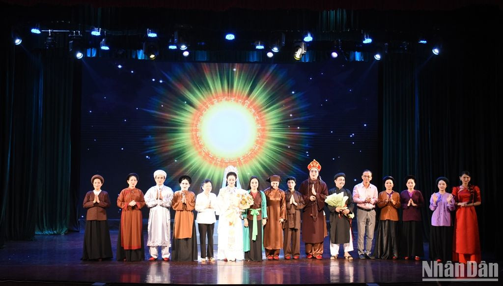 Khán giả tặng hoa cảm ơn các nghệ sĩ Nhà hát tuồng Nguyễn Hiển Dĩnh sau khi hoàn thành vở diễn “Thị Kính - Thị Mầu”. (Ảnh: ANH ĐÀO)