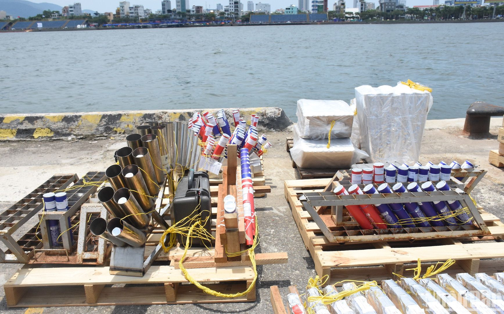 Cận cảnh vị trí lắp đặt pháo hoa đội Việt Nam. (Ảnh ANH ĐÀO)