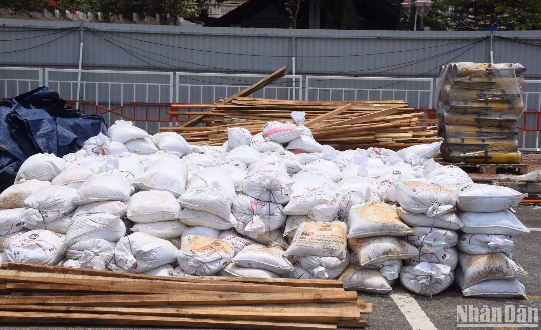 Để bảo đảm an toàn, các bao cát được tập trung về khu vực lắp đặt pháo hoa. (Ảnh ANH ĐÀO)