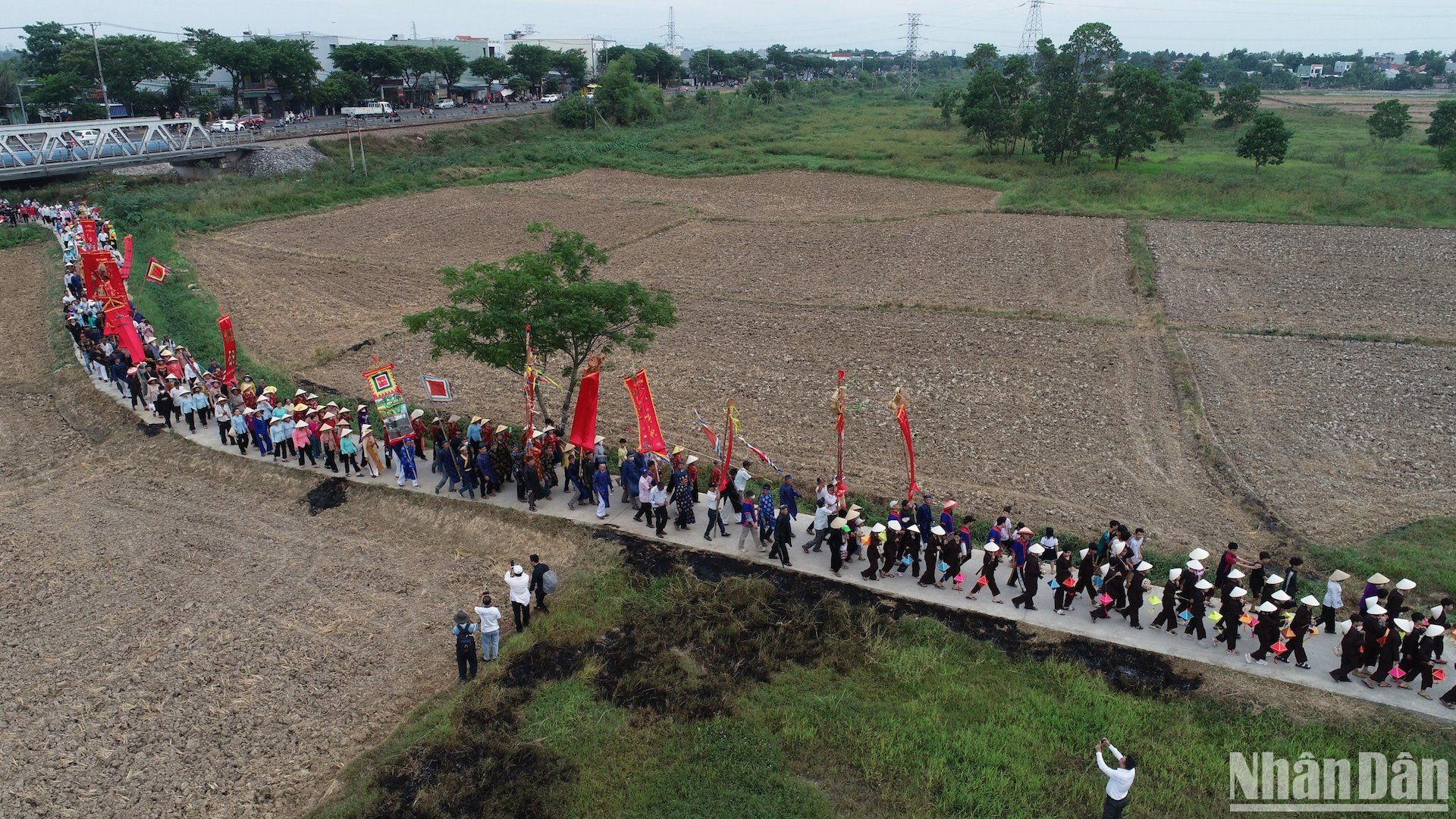 Đoàn rước Thần nông đi qua cánh đồng của làng quê Phong Lệ. (Ảnh: ANH ĐÀO)