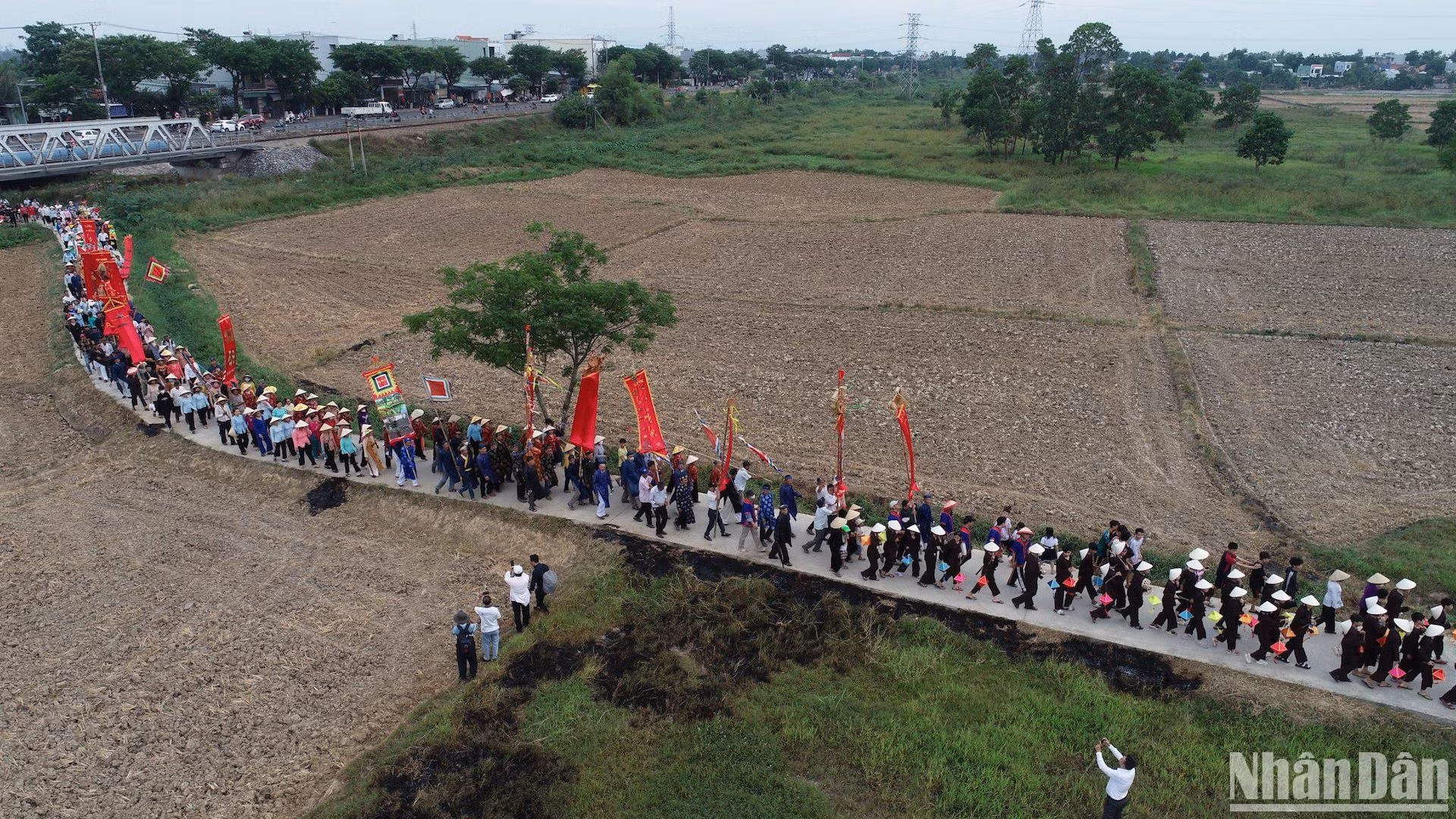 Đoàn rước Thần nông đi qua cánh đồng của làng quê Phong Lệ. (Ảnh: ANH ĐÀO)