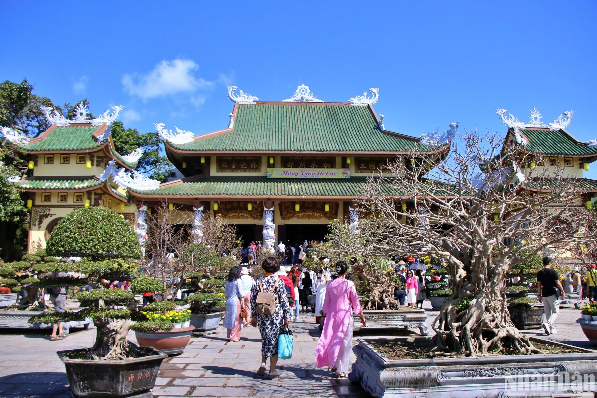 Chùa Linh Ứng thu hút đông đảo người dân, du khách đến tham quan, ngắm cảnh và dâng hương cầu an những ngày đầu năm mới Ất Tỵ 2025. (Ảnh: ANH ĐÀO) Chùa Linh Ứng thu hút đông đảo người dân, du khách đến tham quan, ngắm cảnh và dâng hương cầu an những ngày đầu năm mới Ất Tỵ 2025. (Ảnh: ANH ĐÀO)