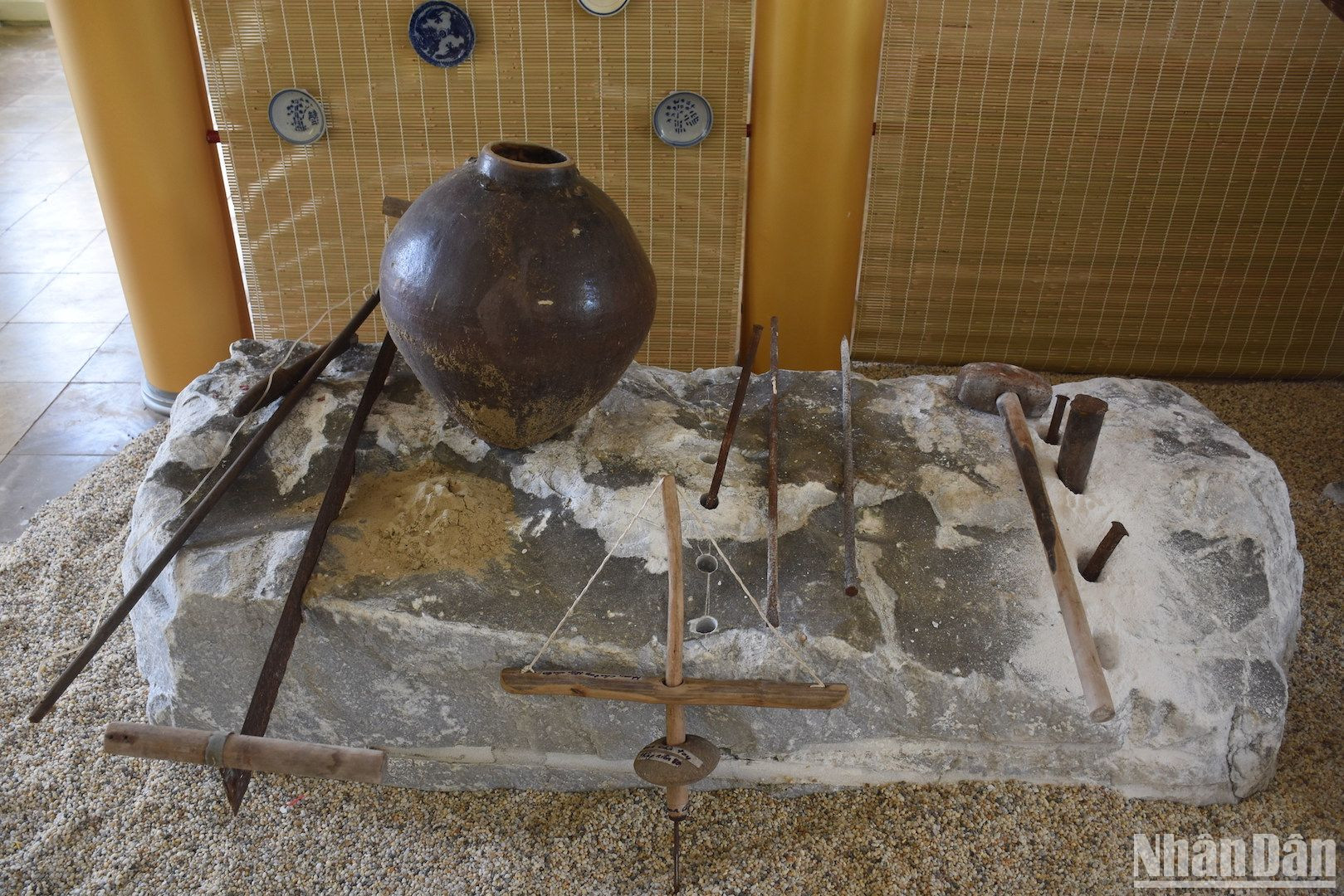 Những dụng cụ thô sơ về nghề đá.