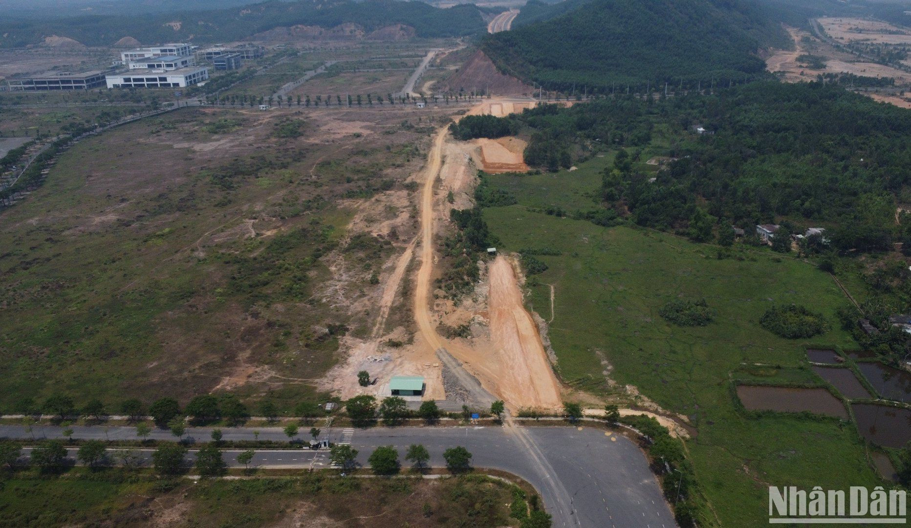 Điểm cuối của dự án nằm tại Km 19+177,30 nối trục đường chính của Khu công nghệ thông tin tập trung (xã Hòa Liên) nhìn từ trên cao.