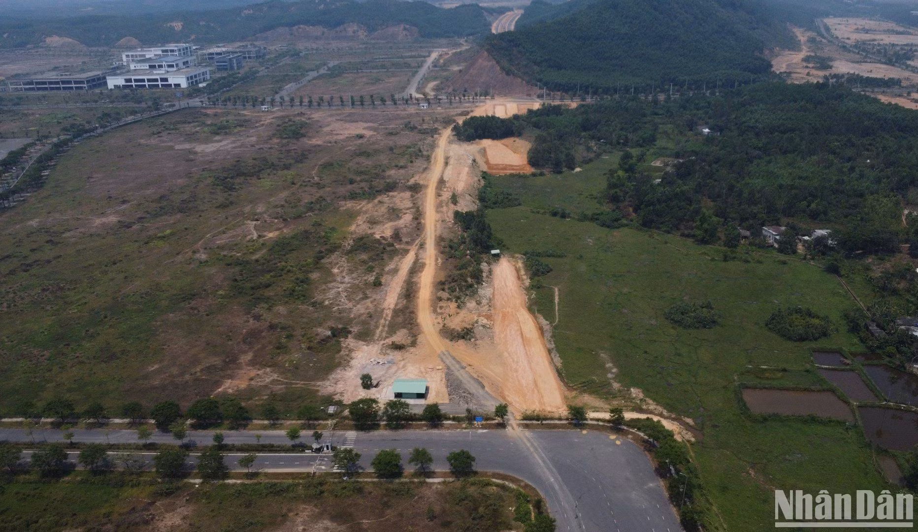 Điểm cuối của dự án nằm tại Km 19+177,30 nối trục đường chính của Khu công nghệ thông tin tập trung (xã Hòa Liên) nhìn từ trên cao.