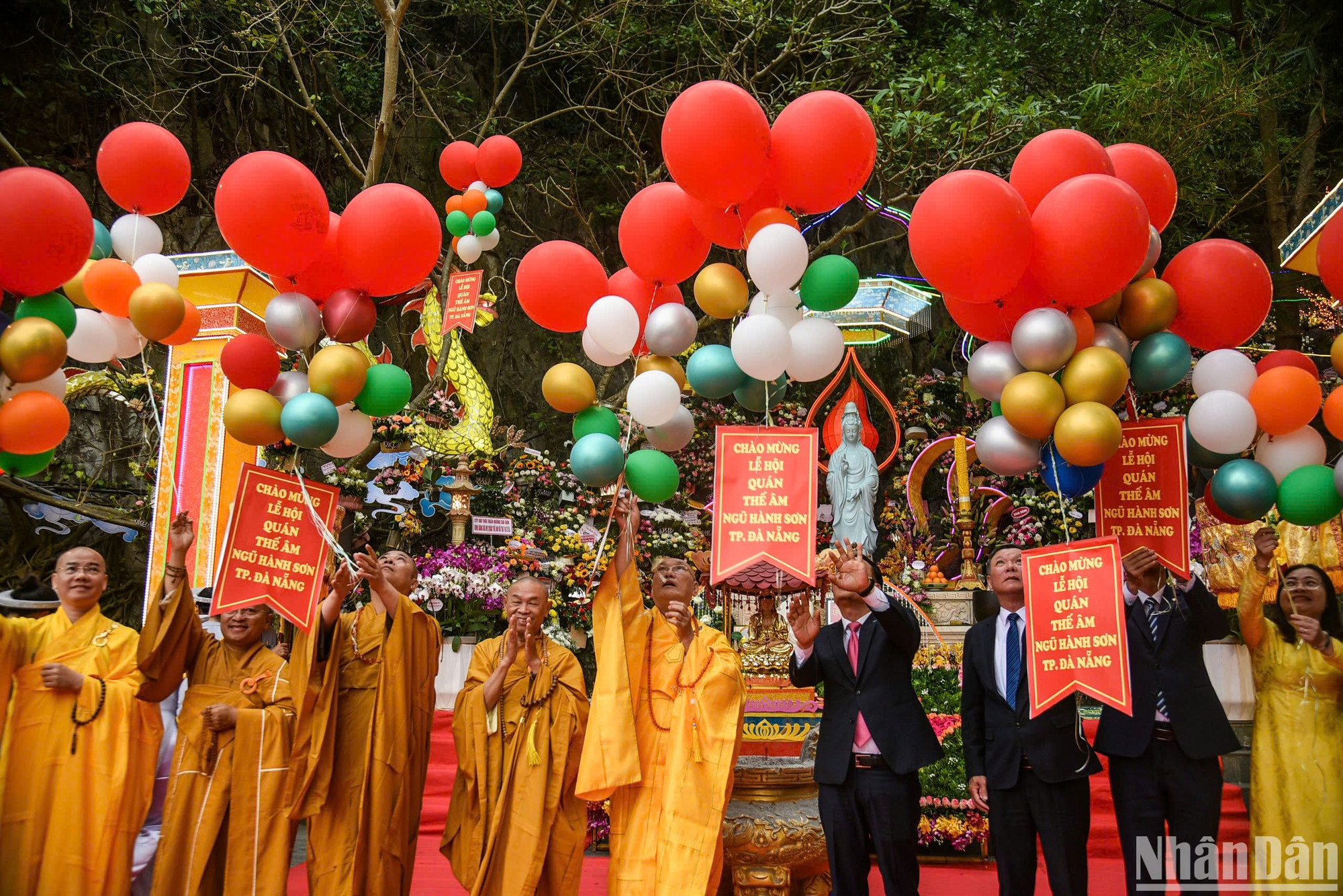 Lễ hội Quán Thế Âm Ngũ Hành Sơn mang đậm tín ngưỡng tôn giáo Phật giáo, gắn liền với di tích quốc gia đặc biệt - Di tích Danh thắng Ngũ Hành Sơn, là sự kết tinh những giá trị văn hóa Phật giáo với văn hóa truyền thống của dân tộc dân tộc Việt Nam. (Ảnh: ANH ĐÀO) Lễ hội Quán Thế Âm Ngũ Hành Sơn mang đậm tín ngưỡng tôn giáo Phật giáo, gắn liền với di tích quốc gia đặc biệt - Di tích Danh thắng Ngũ Hành Sơn, là sự kết tinh những giá trị văn hóa Phật giáo với văn hóa truyền thống của dân tộc dân tộc Việt Nam. (Ảnh: ANH ĐÀO)