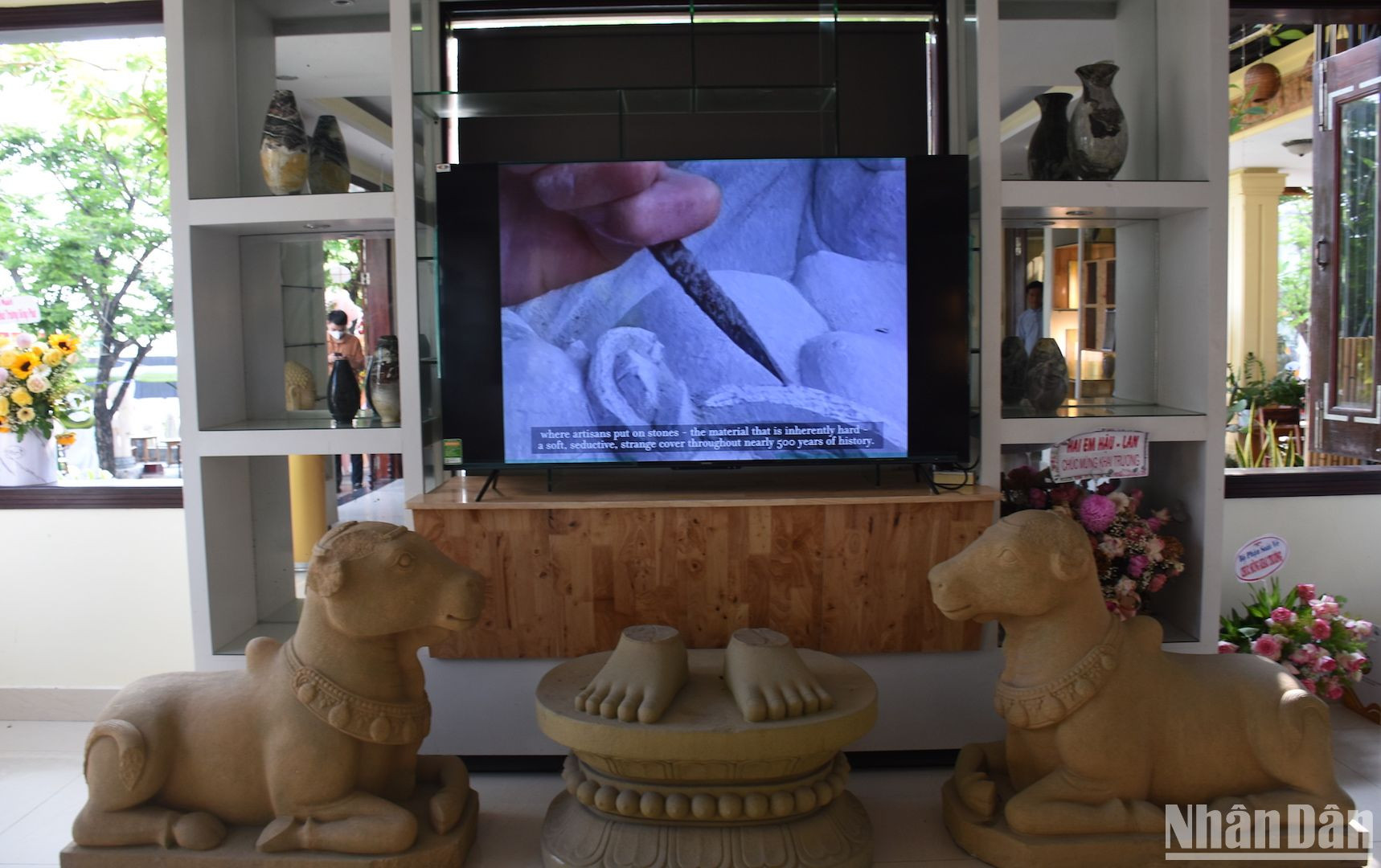 Trình chiếu video giới thiệu về Danh thắng Ngũ Hành Sơn và Nghề điêu khắc đá mỹ nghệ Non Nước–Di sản văn hóa phi vật thể quốc gia.