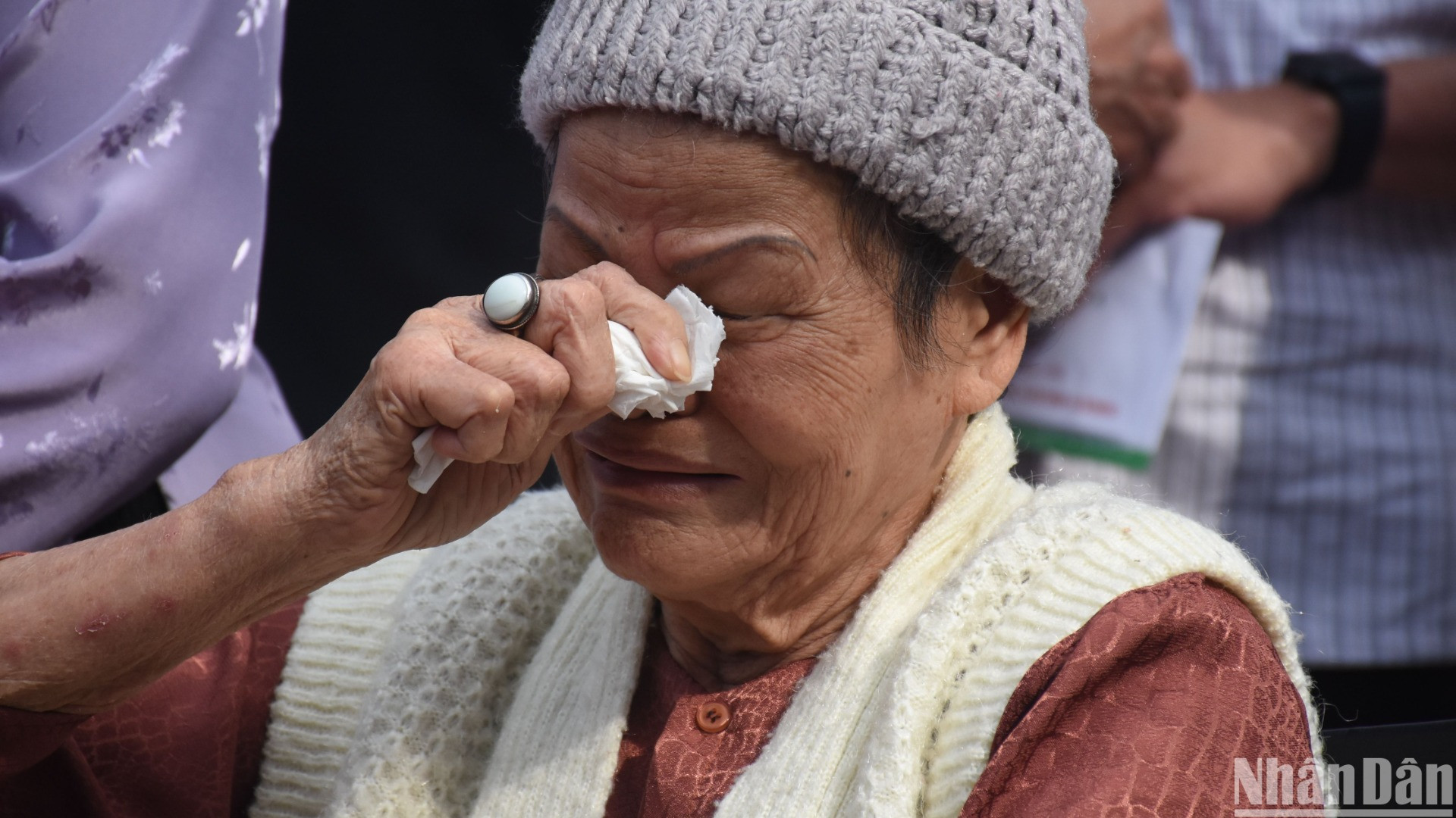 Nước mắt của mẹ Liệt sĩ Nguyễn Hữu Lộc vẫn chảy dài trong suốt bao năm qua vì thương nhớ khôn nguôi. (Ảnh: ANH ĐÀO)