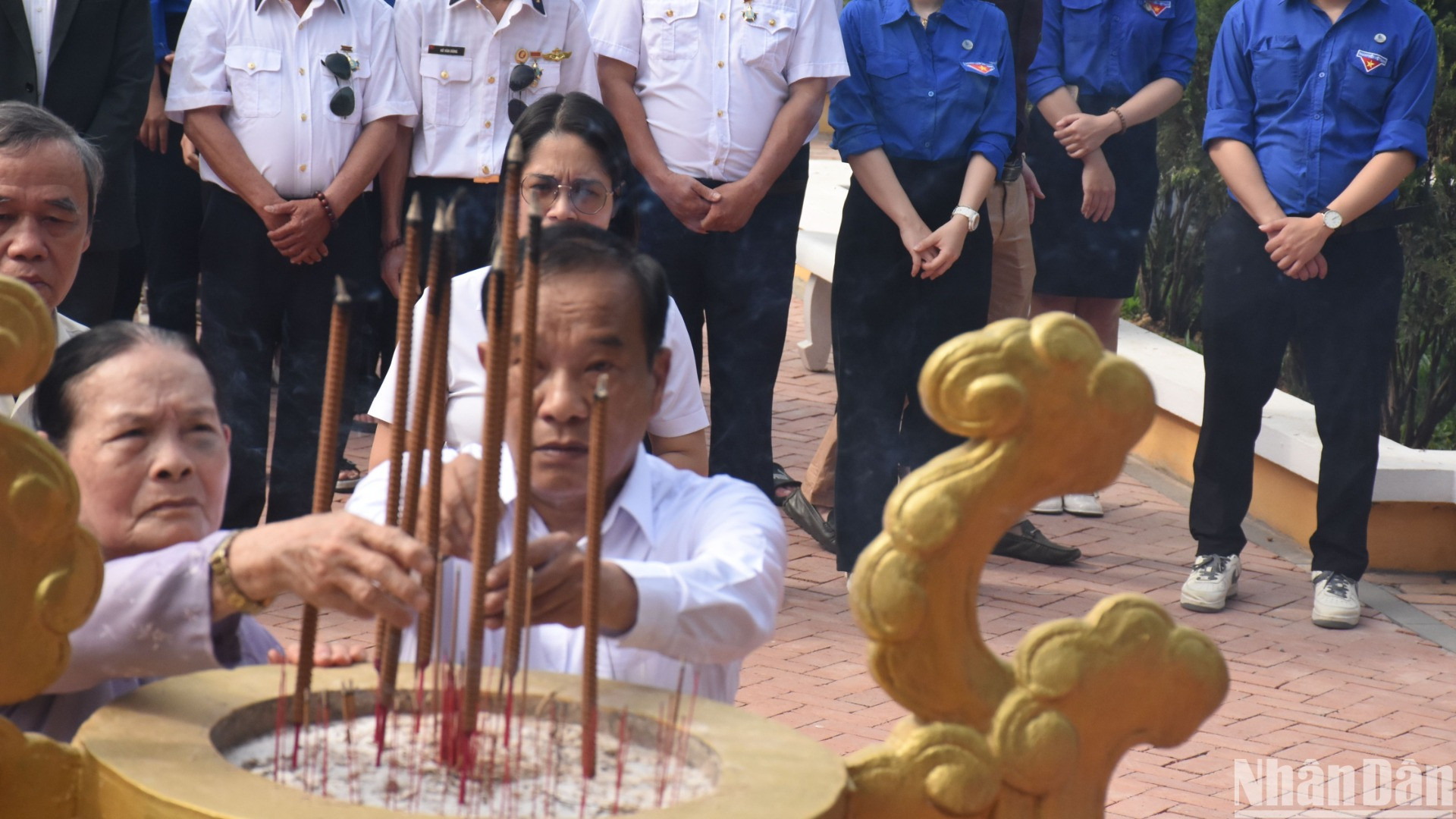 37 năm, nỗi nhớ niềm thương của những thân nhân gia đình liệt sĩ Gạc Ma vẫn chực trào dâng mỗi khi dự lễ tưởng niệm tại Đà Nẵng. (Ảnh: ANH ĐÀO)