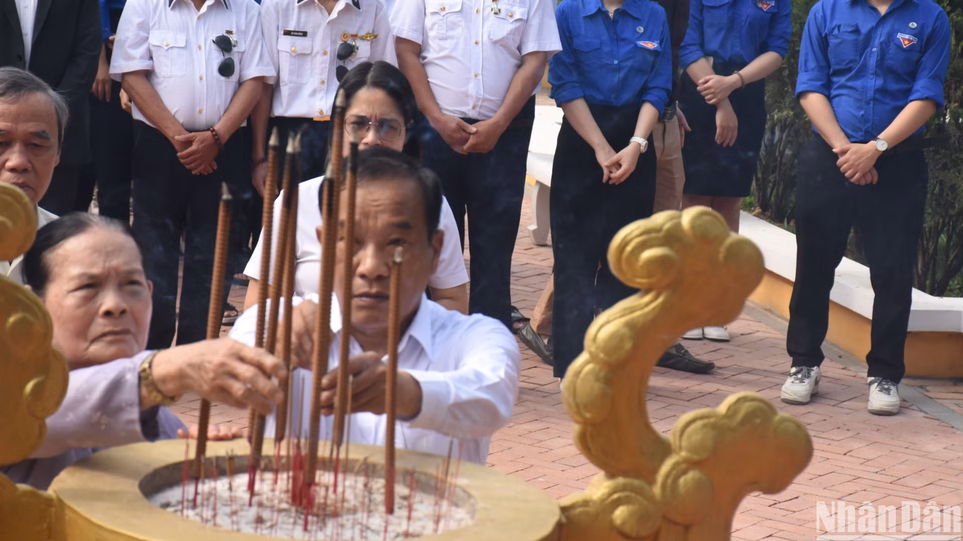 37 năm, nỗi nhớ niềm thương của những thân nhân gia đình liệt sĩ Gạc Ma vẫn chực trào dâng mỗi khi dự lễ tưởng niệm tại Đà Nẵng. (Ảnh: ANH ĐÀO)