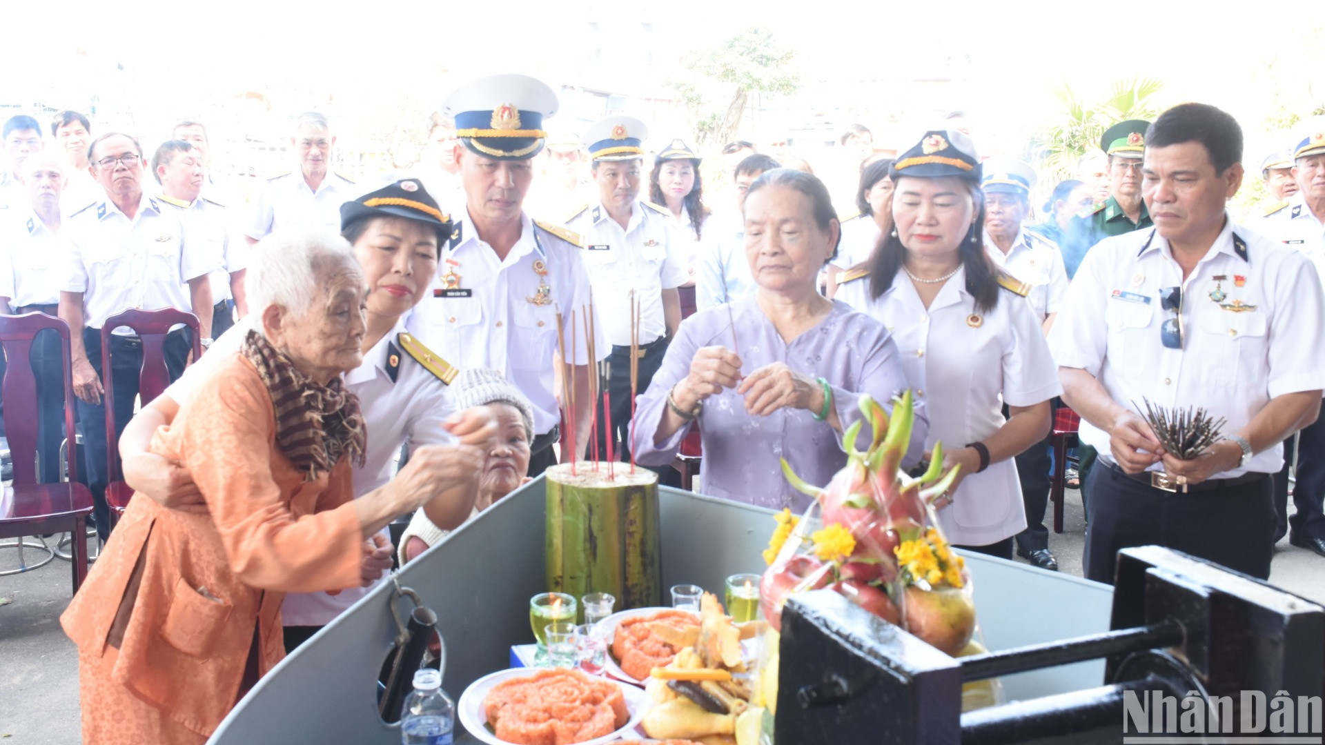Mẹ vẫn cố nén thương đau để đến cùng các con mình, bên những người đồng đội. (Ảnh: ANH ĐÀO)