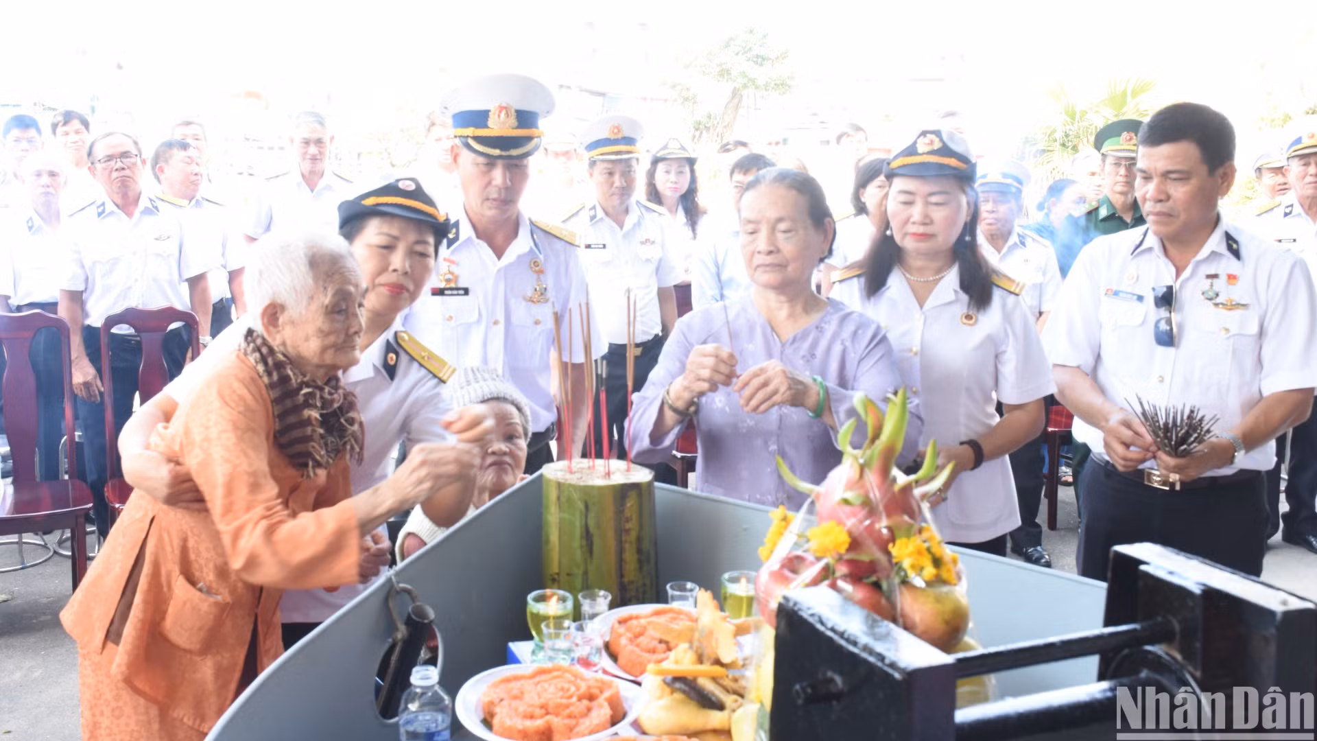 Mẹ vẫn cố nén thương đau để đến cùng các con mình, bên những người đồng đội. (Ảnh: ANH ĐÀO)