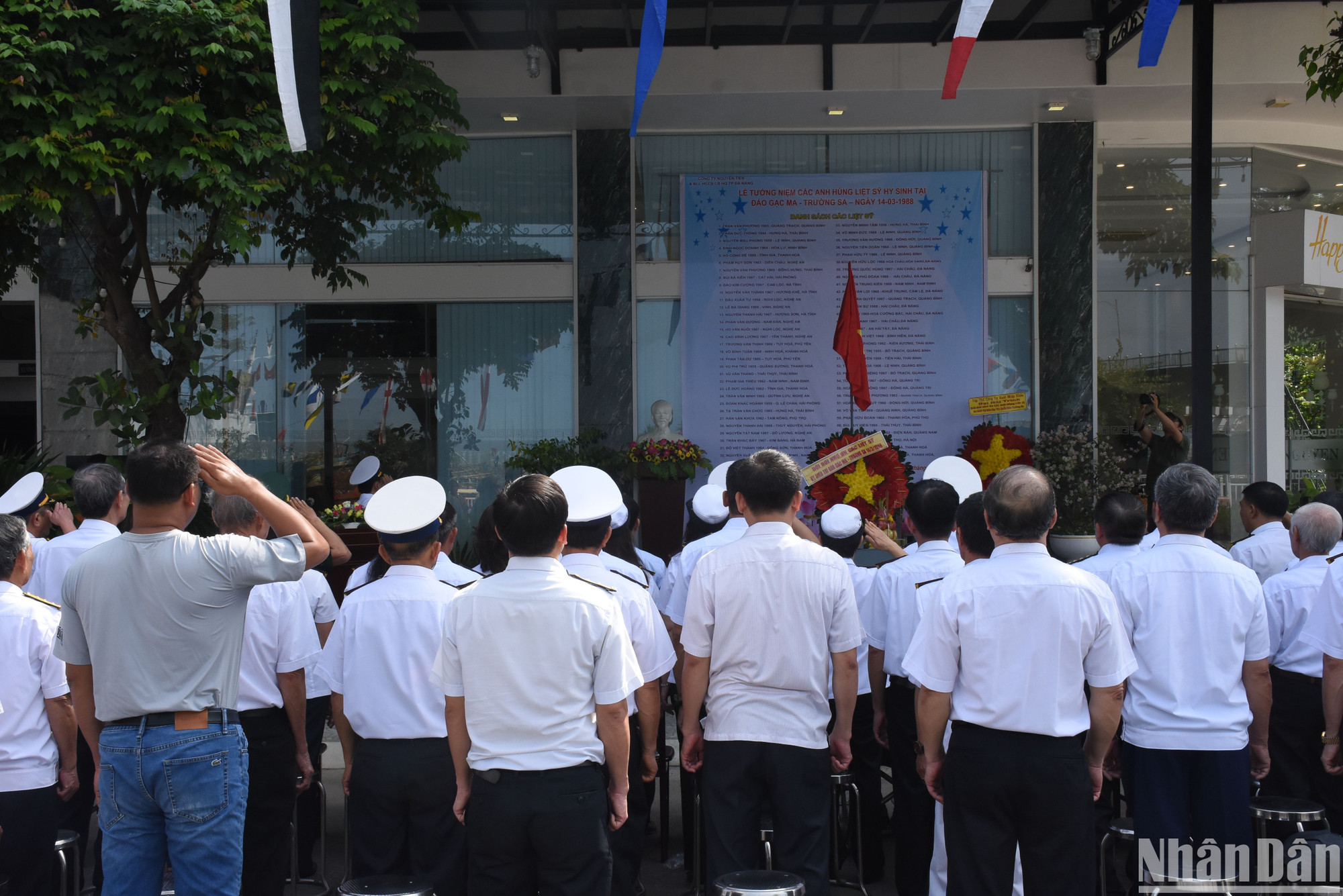 Hôm nay, anh em Hội cựu chiến binh Hải quân thành phố Đà Nẵng tưởng nhớ đồng đội đã hy sinh ở Sự kiện Gạc Ma. (Ảnh: ANH ĐÀO)