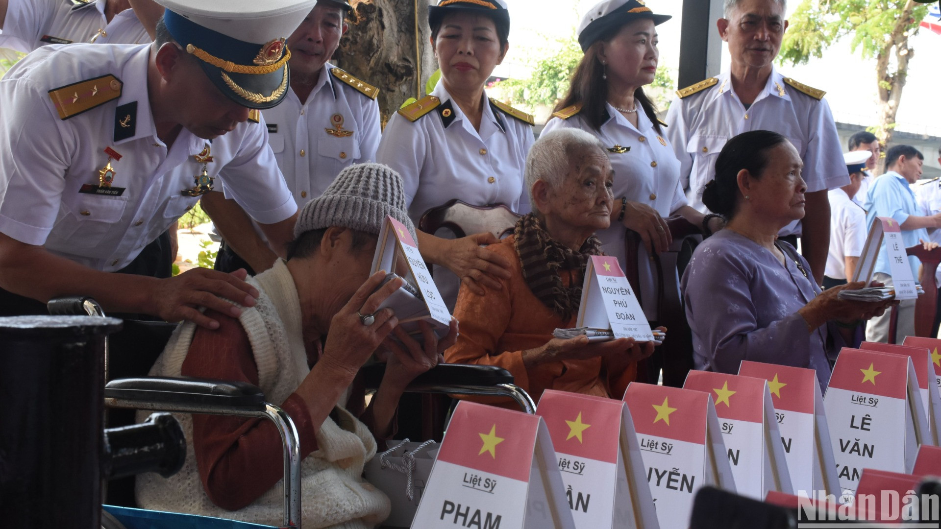 Hình ảnh xúc động tại Lễ tưởng niệm Sự kiện Gạc Ma sáng ngày 14/3 tại Đà Nẵng. (Ảnh: ANH ĐÀO)