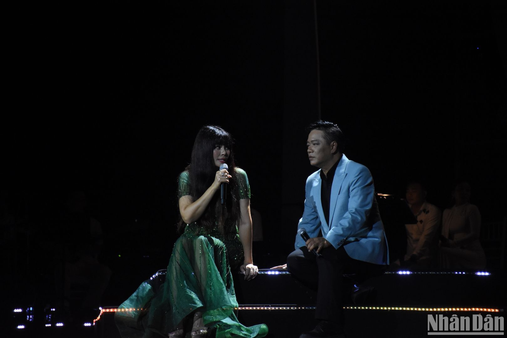 Hội ngộ khán giả Đà Nẵng trong đêm nhạc này, ca sĩ Ngọc Anh đã kể lại một hành trình gắn bó với âm nhạc Phú Quang và cô luôn muốn truyền tải bài hát bằng chính nội tâm và giọng hát sẵn có của mình chứ không khoa trương kỹ thuật hoặc cố tình biến nó khác đi. (Ảnh: ANH ĐÀO)