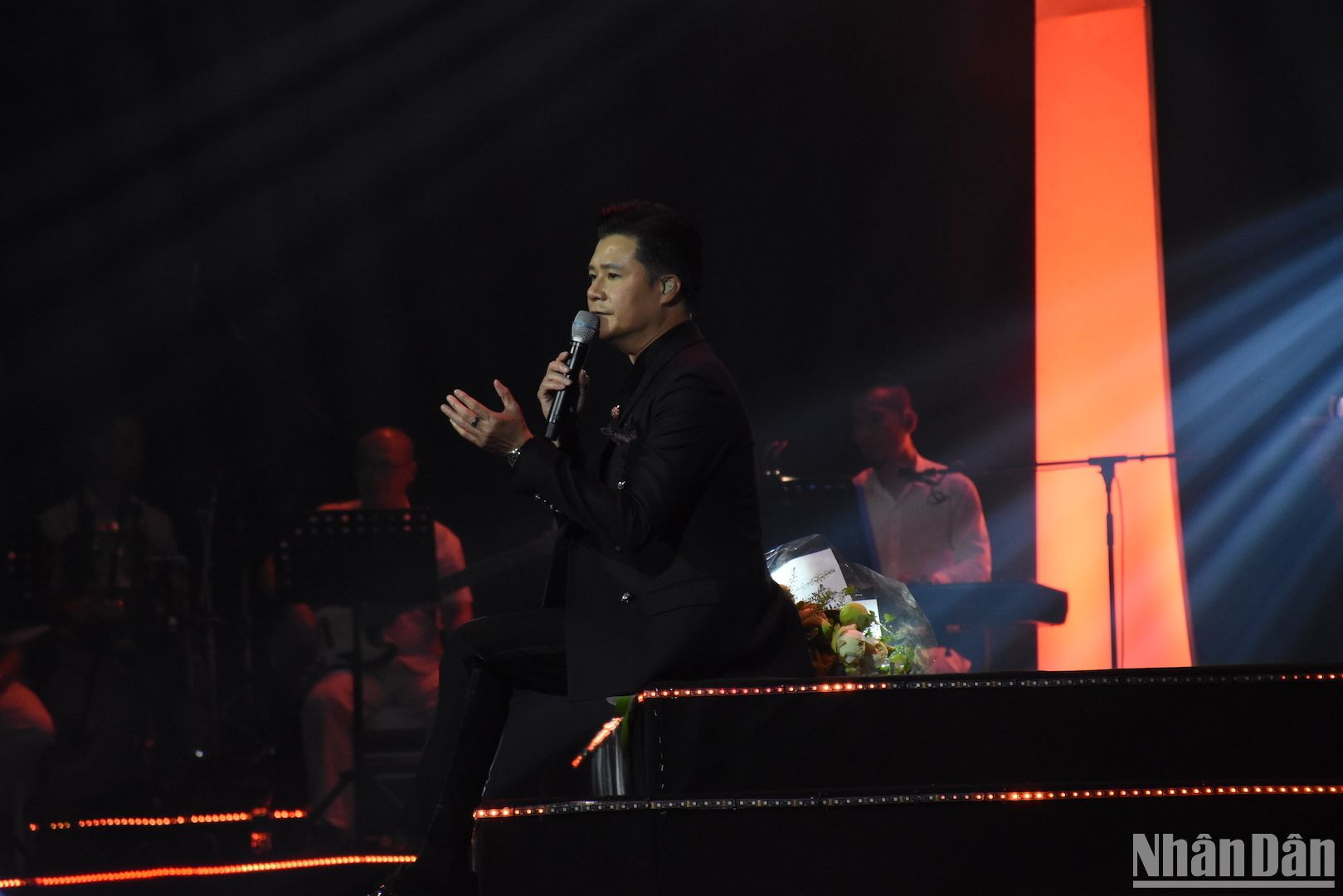 Những giai điệu tuyệt vời của "Hà Nội và Em khi thu chớm đông sang", "Mơ về nơi xa lắm" “Nỗi nhớ mùa đông”,… qua giọng ca Quang Dũng đã đưa khán giả vào không gian lãng mạn và hoài niệm giữa mênh mông “Biển của một thời”. (Ảnh: ANH ĐÀO)