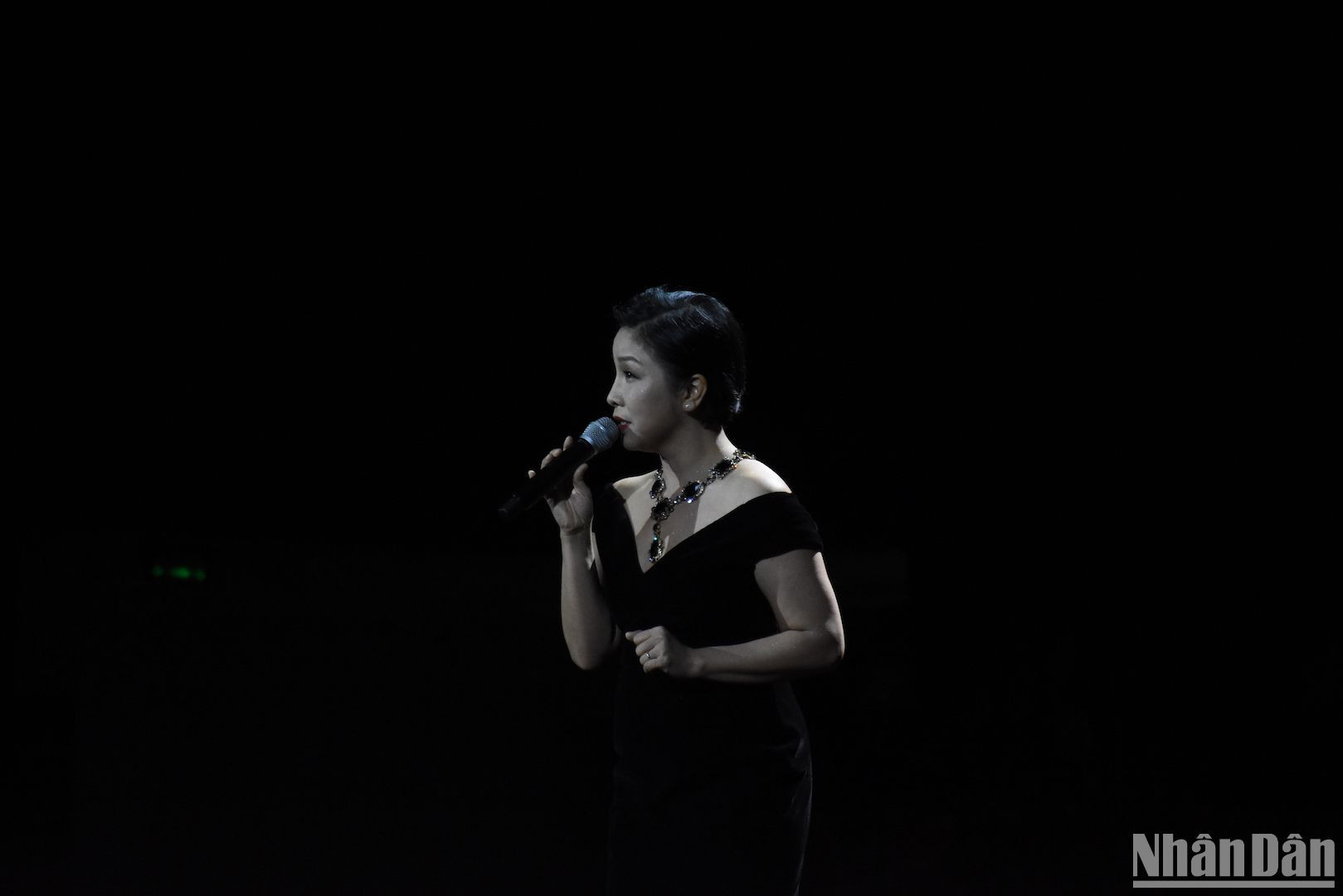 Ca sĩ Mỹ Linh mang đến cho khán giả Đà Nẵng những tình cảm đặc biệt dành cho nhạc sĩ Phú Quang. Với chị, âm nhạc Phú Quang như mạch chảy bình yên và mãi mãi. (Ảnh: ANH ĐÀO)