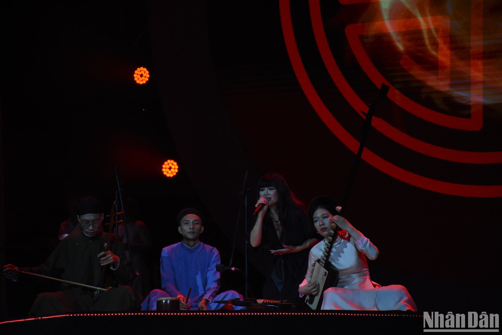 Qua năm tháng, ca sĩ Ngọc Anh, người dành cả đời để đắm mình trong âm nhạc Phú Quang, vẫn hát nhạc Phú Quang bằng tấm lòng trung thực nhất, bằng tâm hồn trong sáng nhất và bằng ngọn lửa khát khao nhất. (Ảnh: ANH ĐÀO)