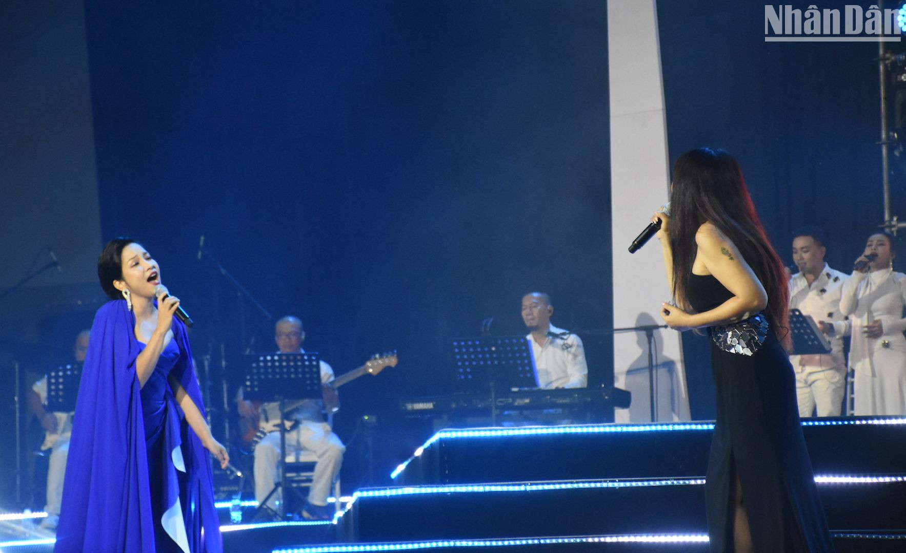 Hội ngộ trên sân khấu sau nhiều năm, ca sĩ Mỹ Linh và Ngọc Anh cùng song ca những bản hít của nhạc sỹ Phú Quang. (Ảnh: ANH ĐÀO)