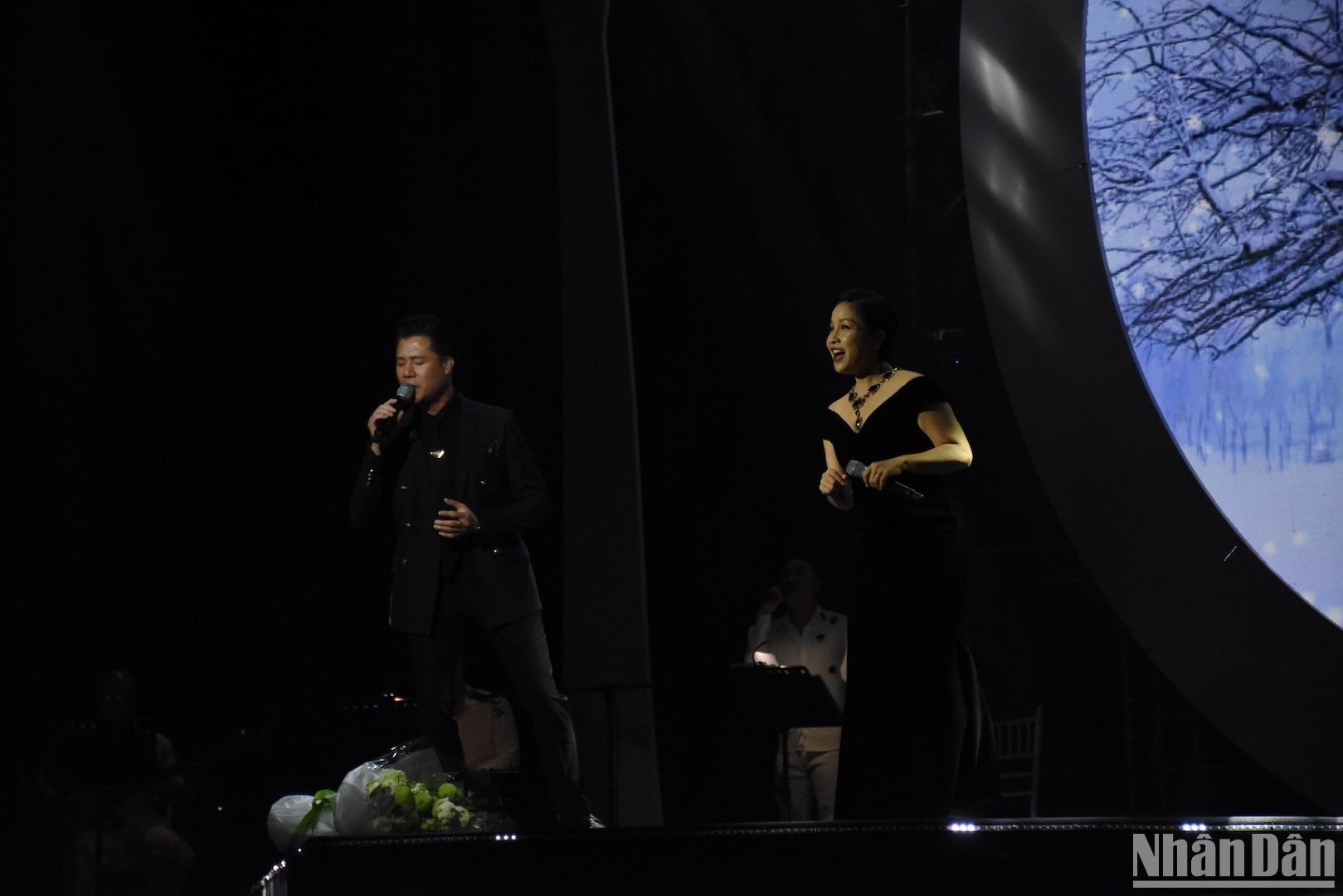Cô song ca cùng ca sĩ Quang Dũng với tác phẩm "Chiều đông Matxcơva" (Ảnh: ANH ĐÀO)