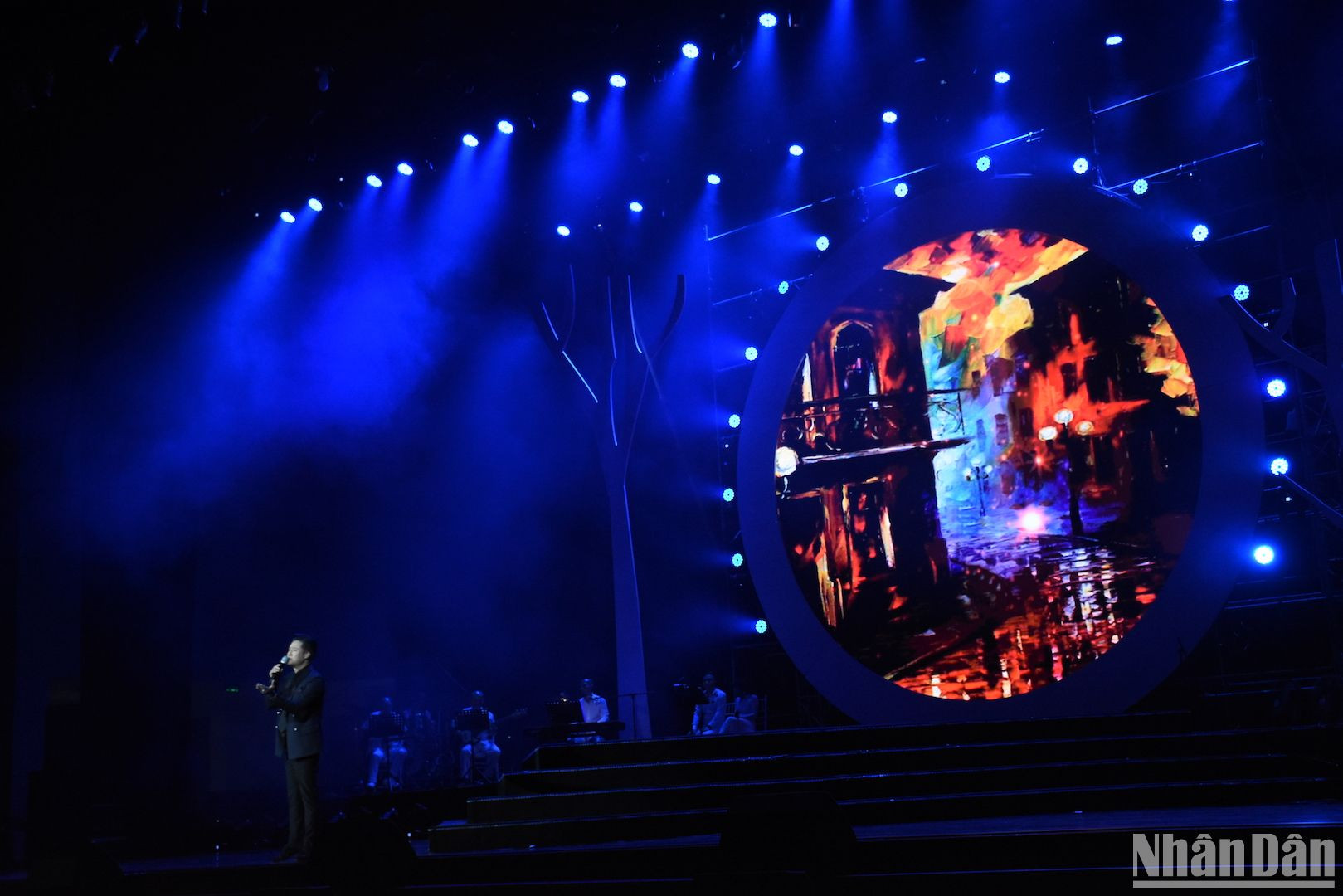 Và ca sĩ Quang Dũng với cảm xúc và giọng ca trầm ấm đã mang đến một màu sắc khác biệt cho âm nhạc Phú Quang trong đêm nhạc Biển của một thời. (Ảnh: ANH ĐÀO)