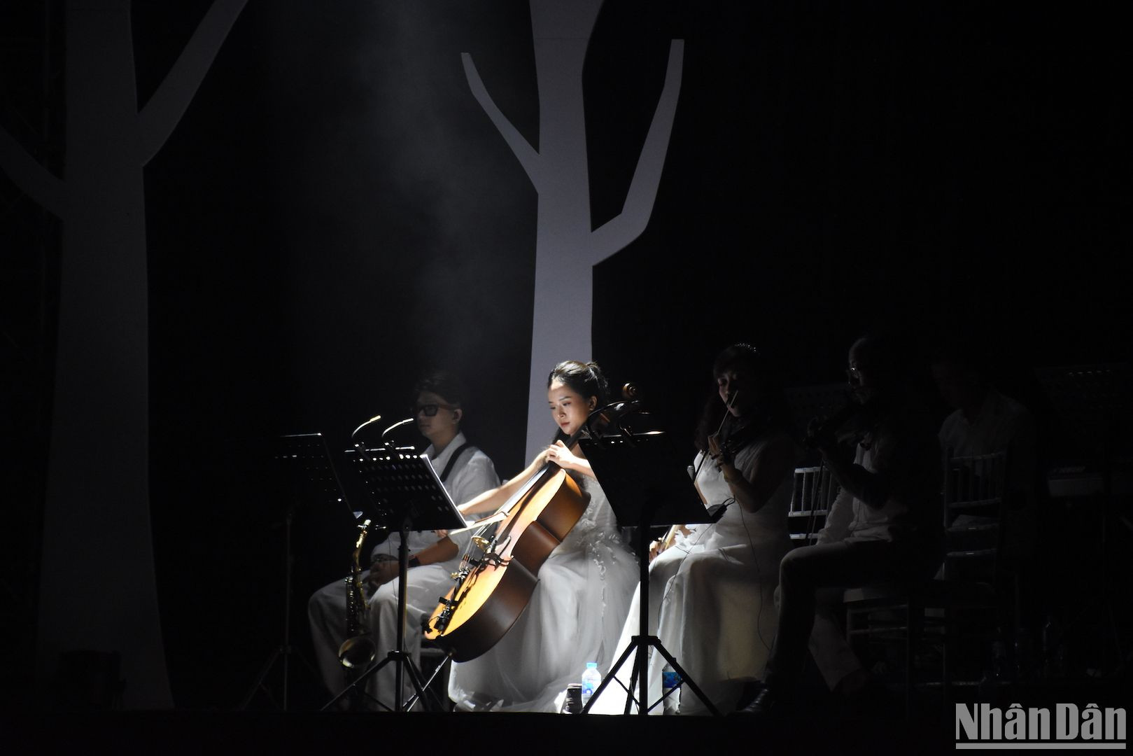 Và âm nhạc của Phú Quang sẽ là nốt trầm dừng lại, lắng vào ký ức người nghe, như âm nhạc ông từng vang lên giai điệu "Có phải mùa thu giấu em lâu đến thế/ Để cuối con đường anh kịp nhận ra em". (Ảnh: ANH ĐÀO)