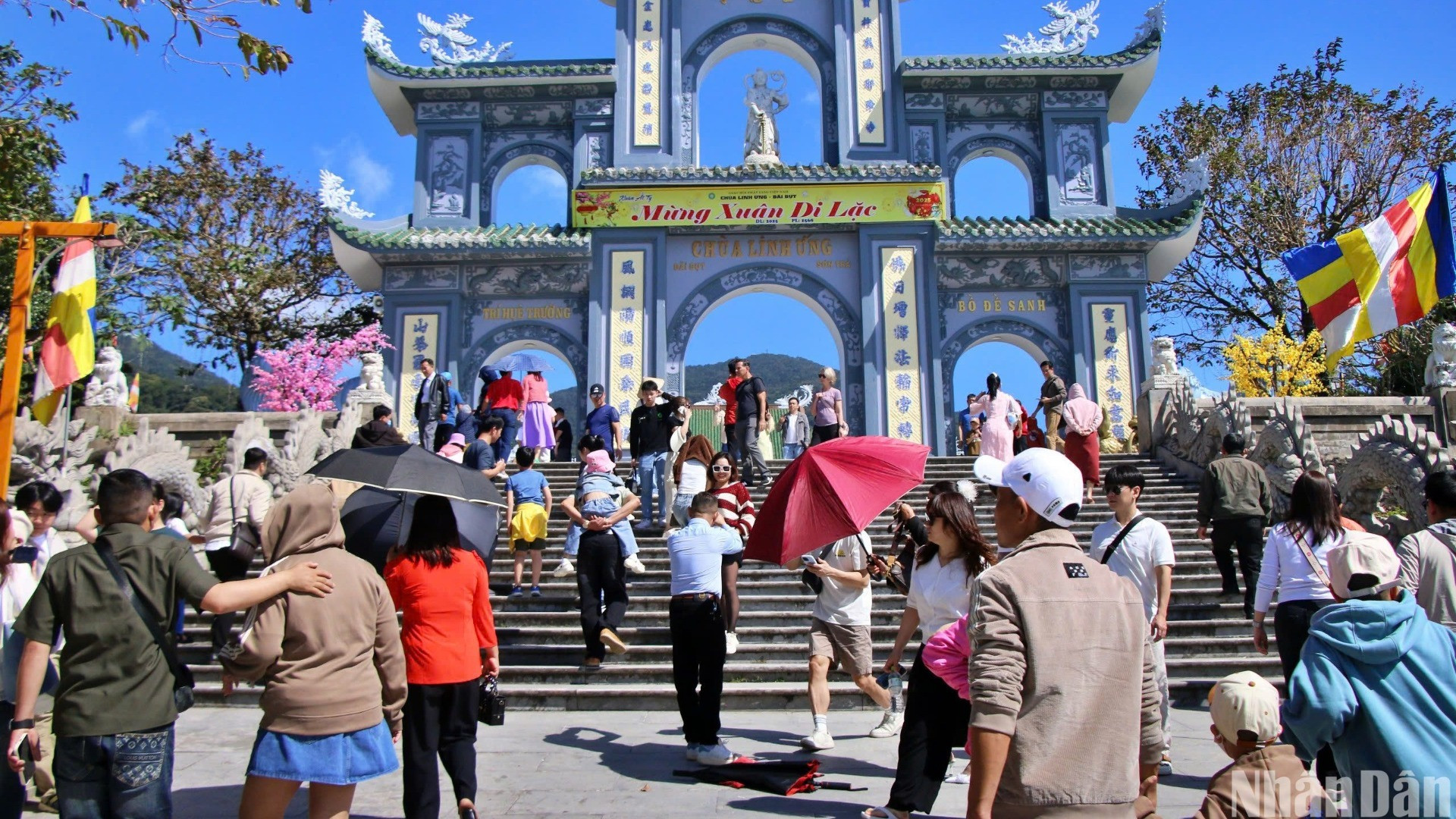 Du khách đổ về chùa Linh Ứng để tham quan, dâng hương và nguyện cầu bình an ngày Mùng 3 Tết Ất Tỵ 2025. (Ảnh: ANH ĐÀO) Du khách đổ về chùa Linh Ứng để tham quan, dâng hương và nguyện cầu bình an ngày Mùng 3 Tết Ất Tỵ 2025. (Ảnh: ANH ĐÀO)
