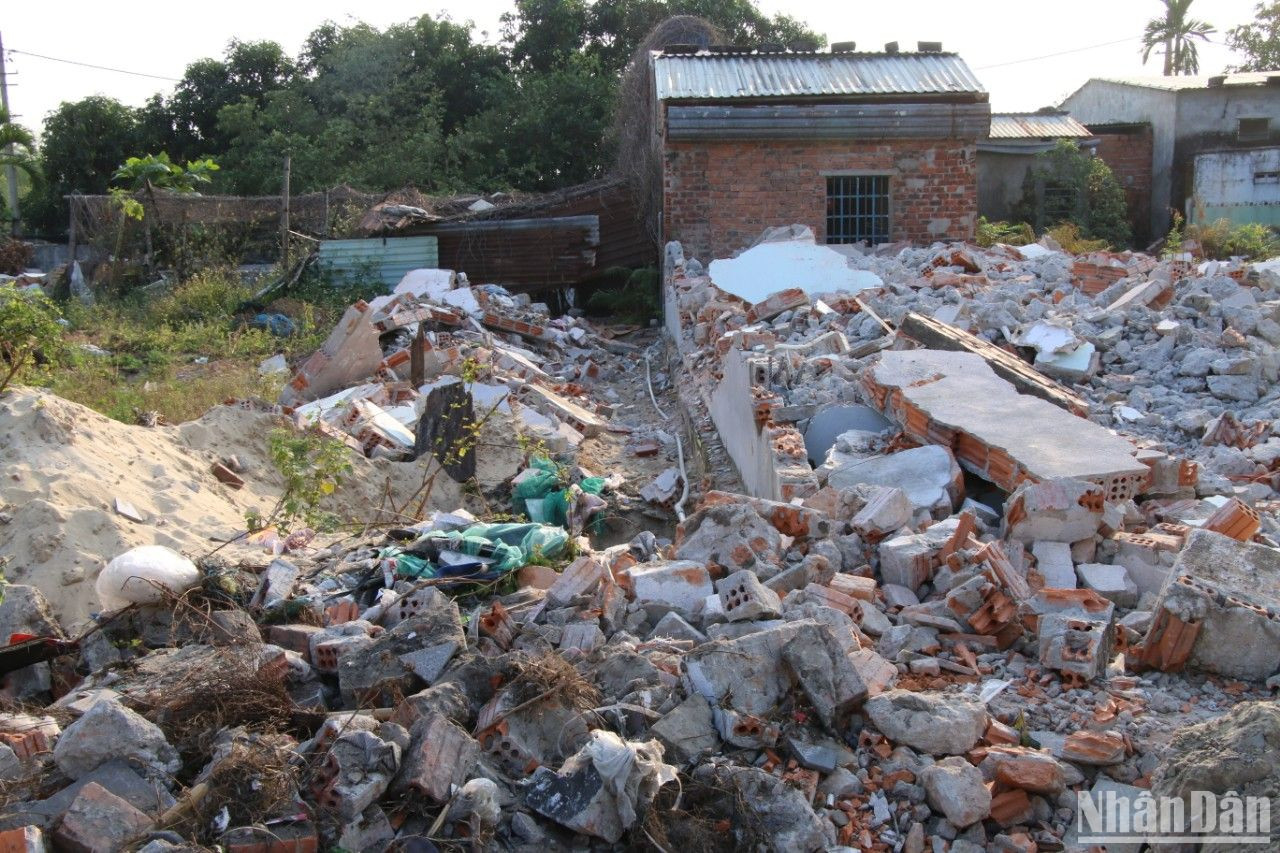 Tiến độ giải phóng mặt bằng nhanh nhờ thực hiện sau khi có Quyết định 05 của UBND thành phố Đà Nẵng có quy định về suất tái định cư tối thiểu, hỗ trợ khoản chênh lệch giữa giá trị suất tái định cư tối thiểu và số tiền được bồi thường về đất cho người dân. (Ảnh: ANH ĐÀO)