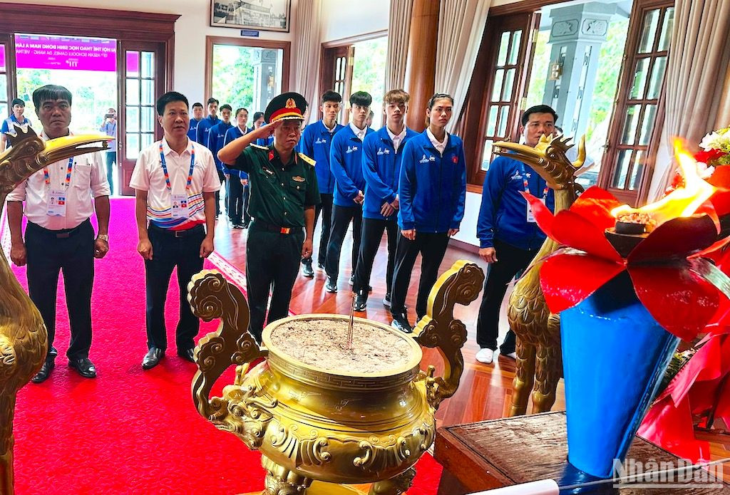 Nghi thức xin lửa, rước đuốc từ Bảo tàng Hồ Chí Minh chi nhánh Quân khu V được thực hiện trang nghiêm. (Ảnh ANH ĐÀO)