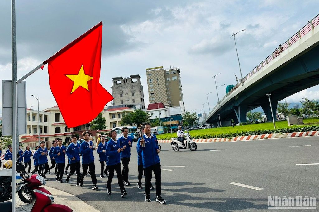 Đoàn đi qua nhiều cung đường để di chuyển về Cung thể thao Tiên Sơn. (Ảnh ANH ĐÀO)