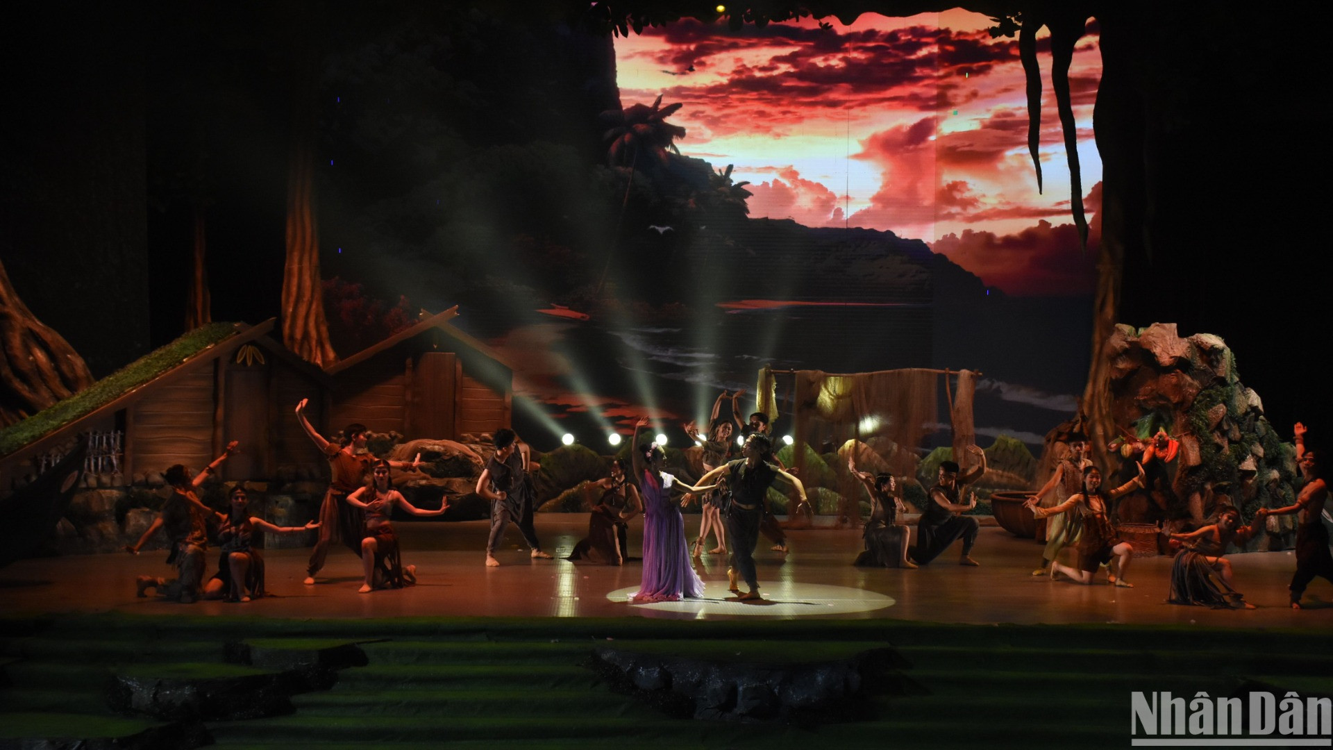 Vũ nhạc kịch “Tiên Sa” được dàn dựng và luyện tập hơn 4 tháng qua của đội ngũ nghệ sĩ, diễn viên Nhà hát Trưng Vương Đà Nẵng. (Ảnh: ANH ĐÀO)