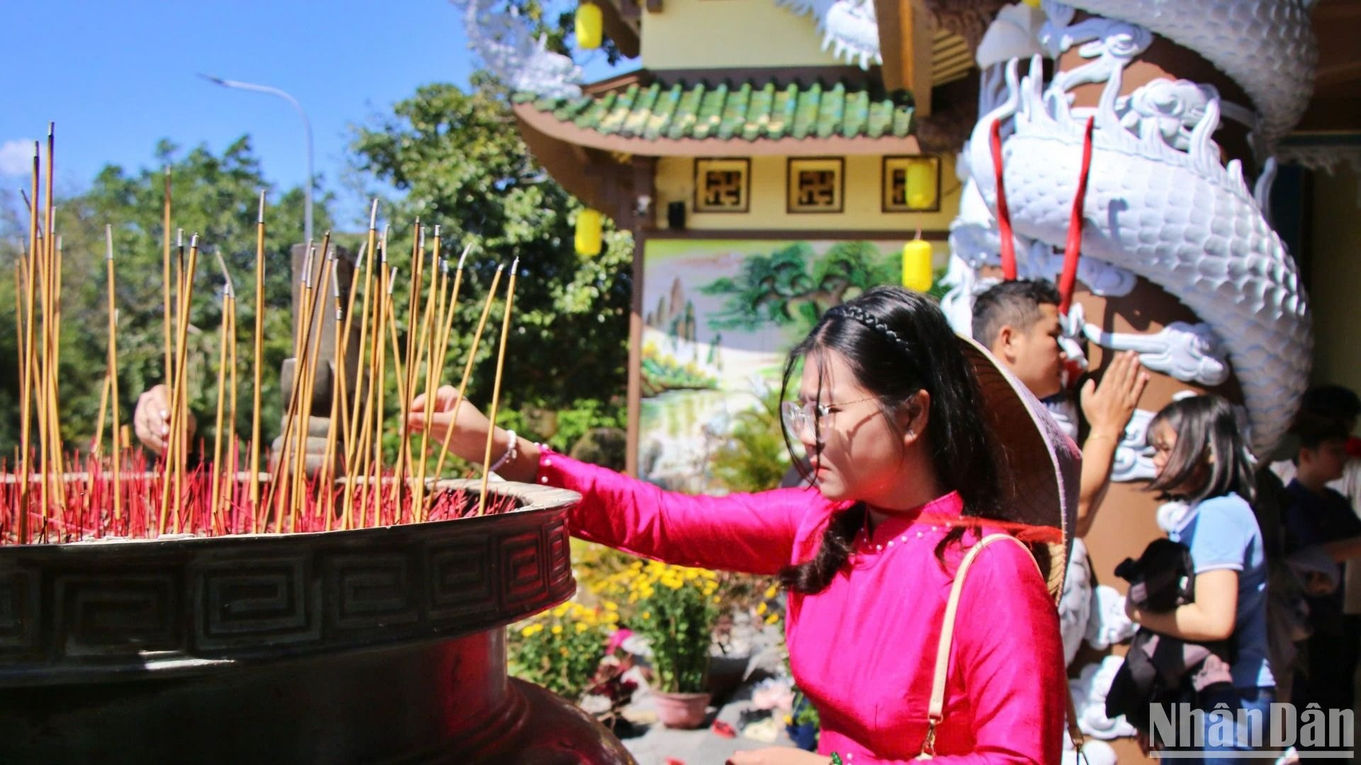 Chùa Linh Ứng đón hàng ngàn lượt người dân, du khách đến tham quan, dâng hương đầu năm mới Ất Tỵ 2025.(Ảnh: ANH ĐÀO)