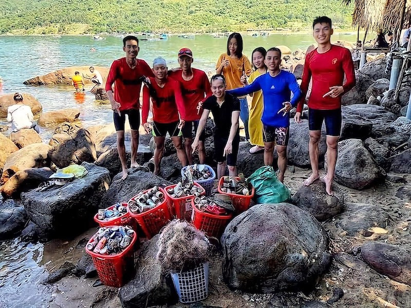 Những người bạn đồng hành nhặt rác bảo vệ môi trường cùng anh Đào Đặng Công Trung. (Ảnh Nhân vật cung cấp) Những người bạn đồng hành nhặt rác bảo vệ môi trường cùng anh Đào Đặng Công Trung. (Ảnh Nhân vật cung cấp)