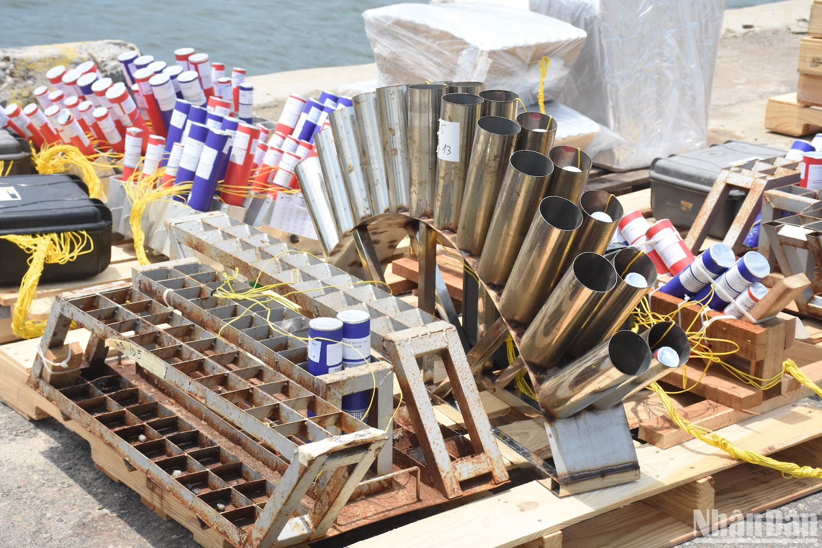 Các điểm lắp đặt pháo được triển khai với các yếu tố bảo đảm an toàn, đúng kỹ thuật và quan trọng nhất là bảo đảm được tính chính xác để pháo hoa bừng sáng trên bầu trời. (Ảnh ANH ĐÀO)