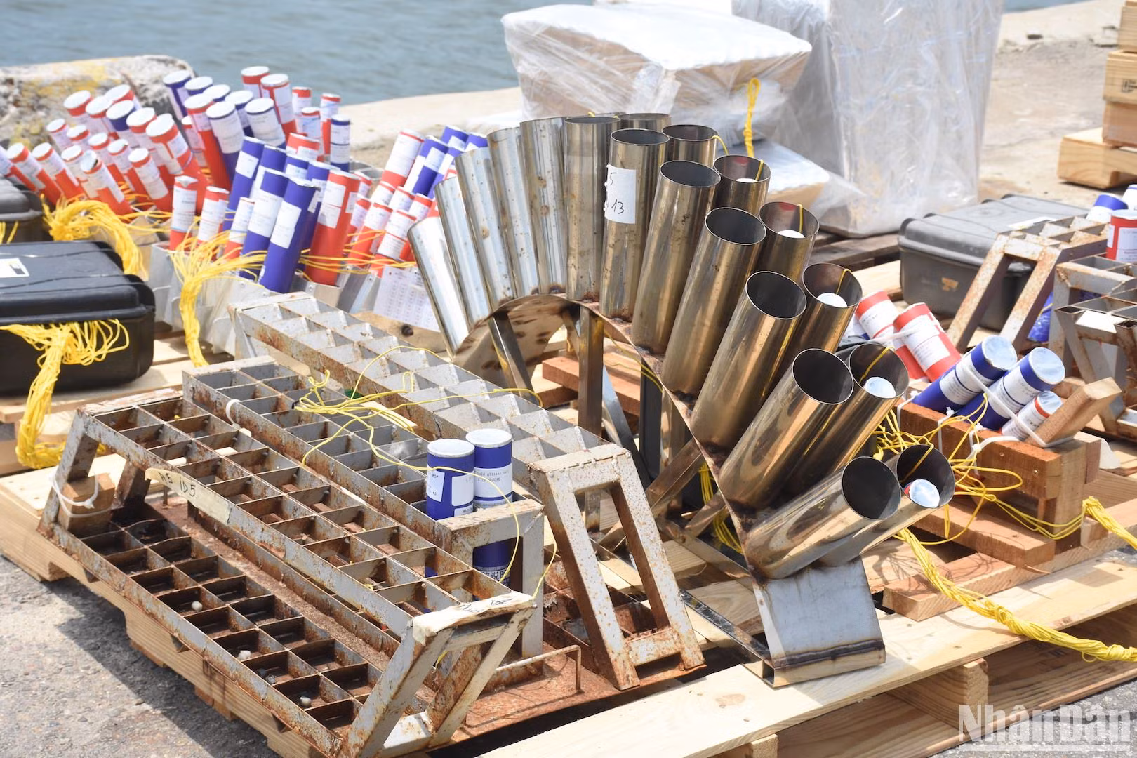 Các điểm lắp đặt pháo được triển khai với các yếu tố bảo đảm an toàn, đúng kỹ thuật và quan trọng nhất là bảo đảm được tính chính xác để pháo hoa bừng sáng trên bầu trời. (Ảnh ANH ĐÀO)