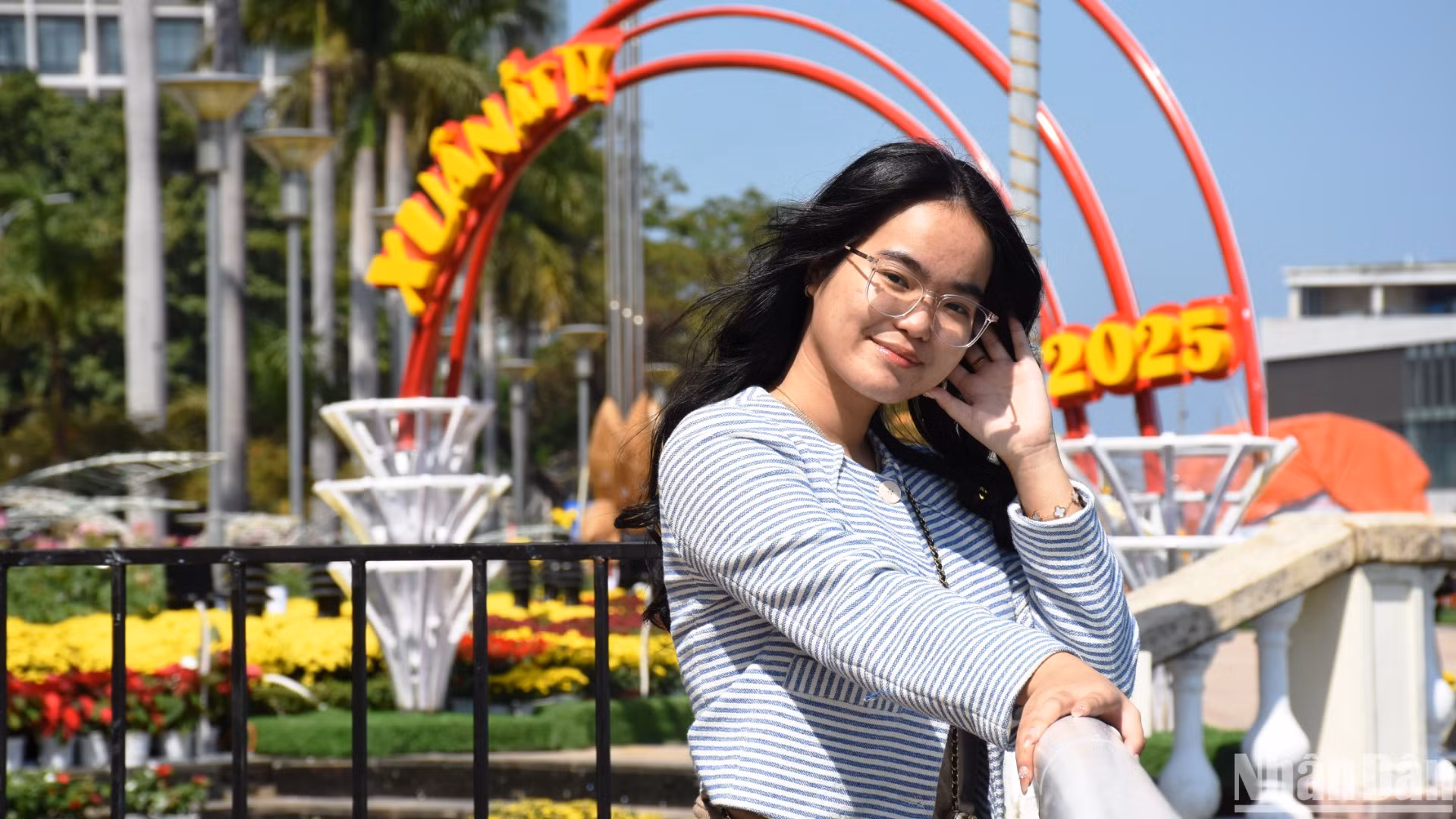 Đường hoa Xuân Đà Nẵng Tết Nguyên đán Ất Tỵ 2025 - nơi các bạn trẻ dạo chơi và check-in lưu giữ những khoảnh khắc đẹp nhất. (Ảnh: ANH ĐÀO)