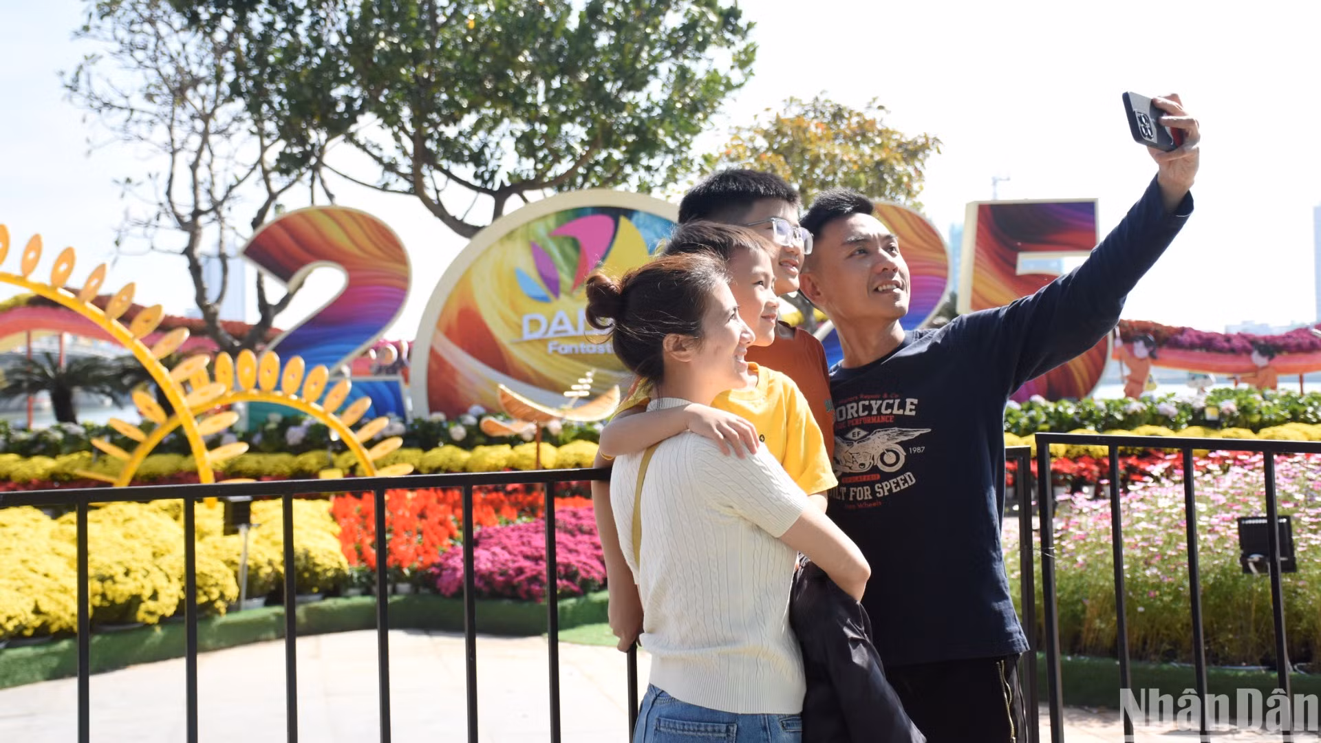 Mùa xuân về qua phố, mang theo nhiều hơn niềm vui, hạnh phúc đến người dân, du khách. (Ảnh: ANH ĐÀO)