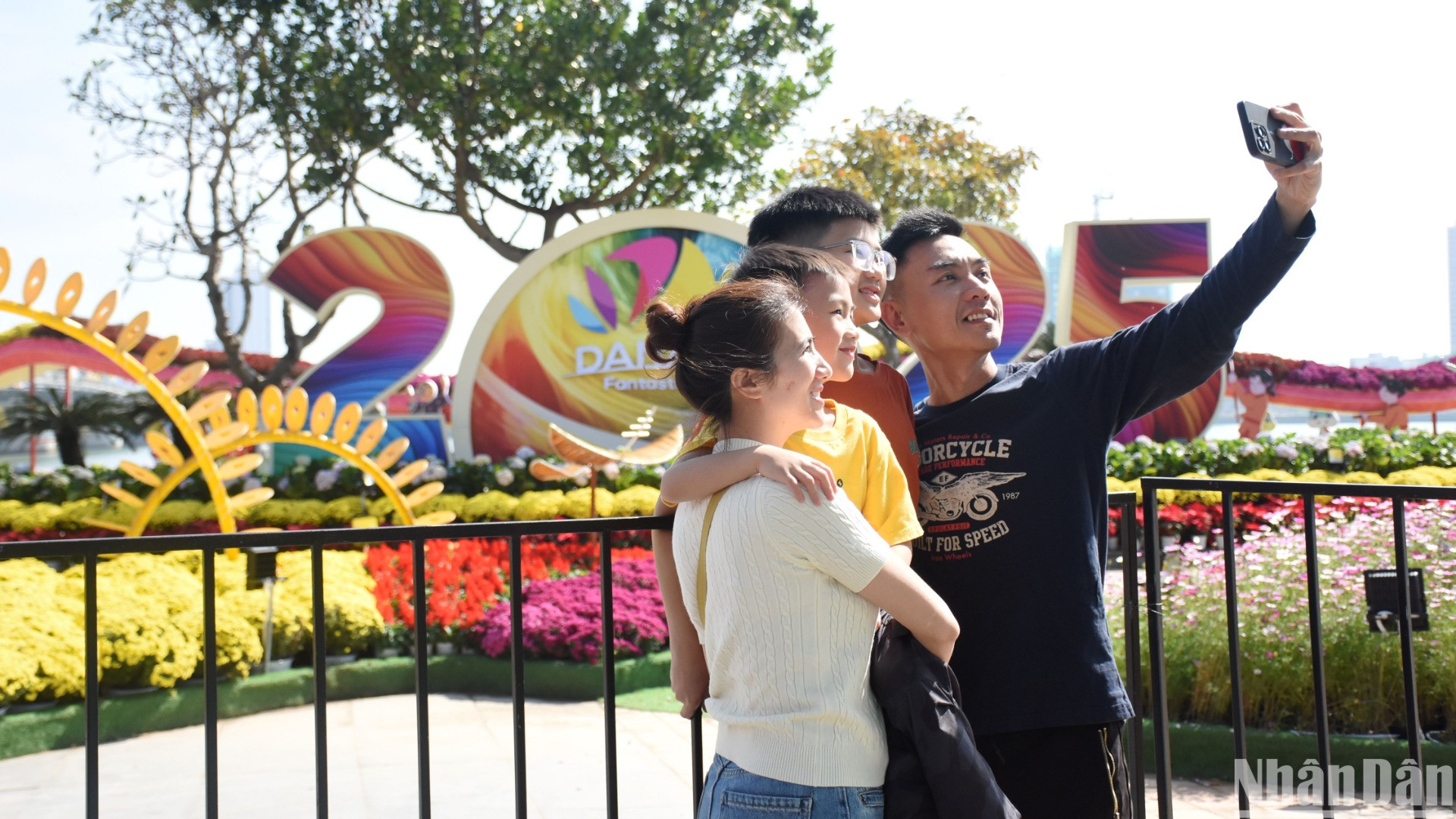 Mùa xuân về qua phố, mang theo nhiều hơn niềm vui, hạnh phúc đến người dân, du khách. (Ảnh: ANH ĐÀO)