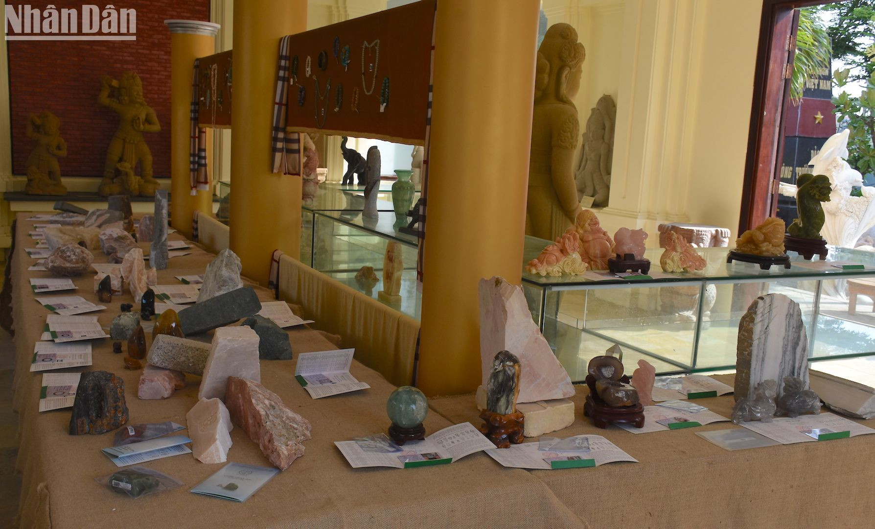 Khu vực trưng bày một số chất liệu đá khác nhau hiện được dùng chế tác sản phẩm đá mỹ nghệ.