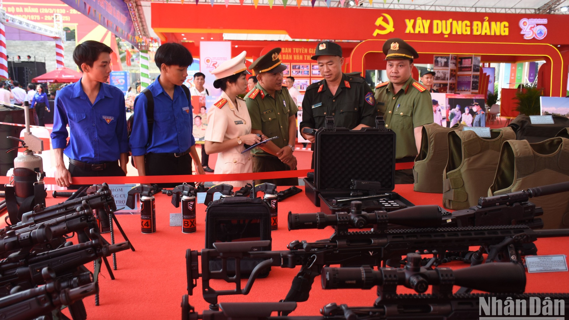 Có nhiều trang thiết bị trưng bày tại khu vực an ninh quốc phòng lần đầu tiên người dân được chiêm ngưỡng. (Ảnh: ANH ĐÀO)