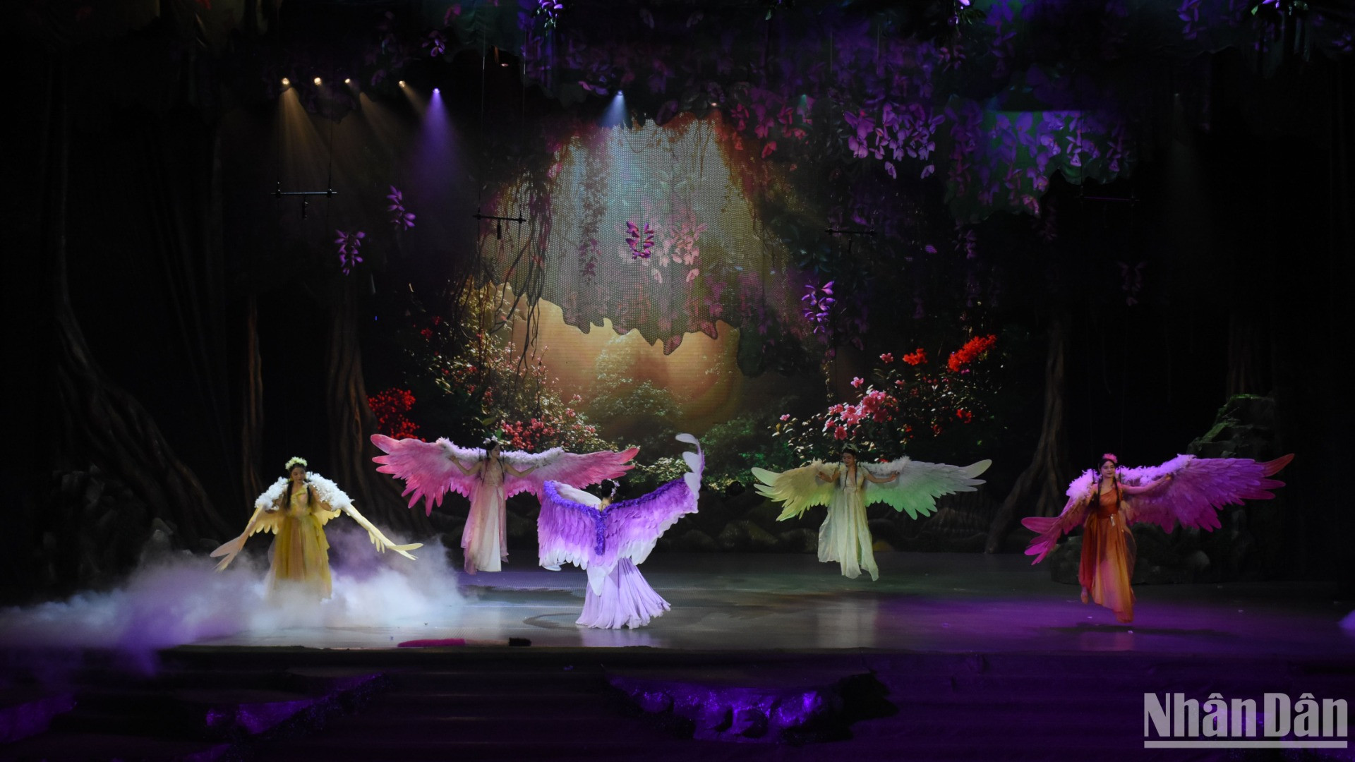 Hình ảnh hóa thân ấn tượng của các diễn viên, nghệ sĩ trong show diễn. (Ảnh: ANH ĐÀO)