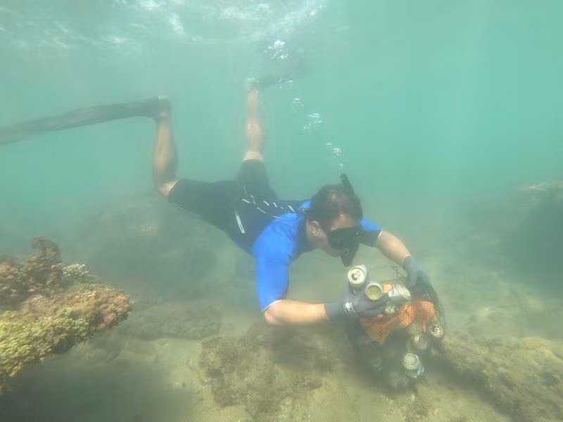 Anh Đào Đặng Công Trung lặn biển, nhặt rác thải dưới biển. (Ảnh nhân vật cung cấp)