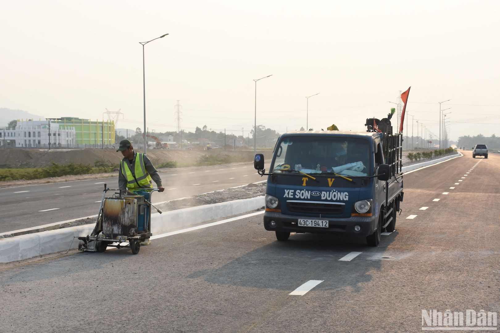 Hạng mục sơn kẻ vạch đường đang được triển khai trong ba ngày qua và dự kiến hoàn thiện trước ngày 30/4.
