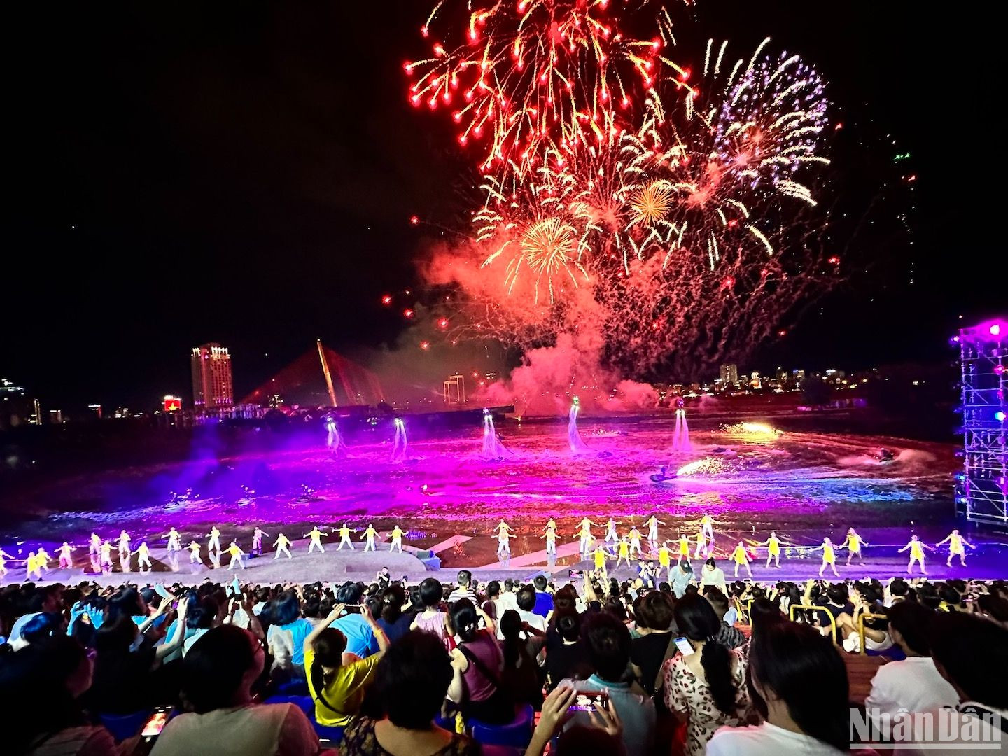 Khoảnh khắc đẹp để lại ấn tượng khó phai tại show nghệ thuật “Symphony of River - Bản giao hưởng bên sông”. (Ảnh: ANH ĐÀO)